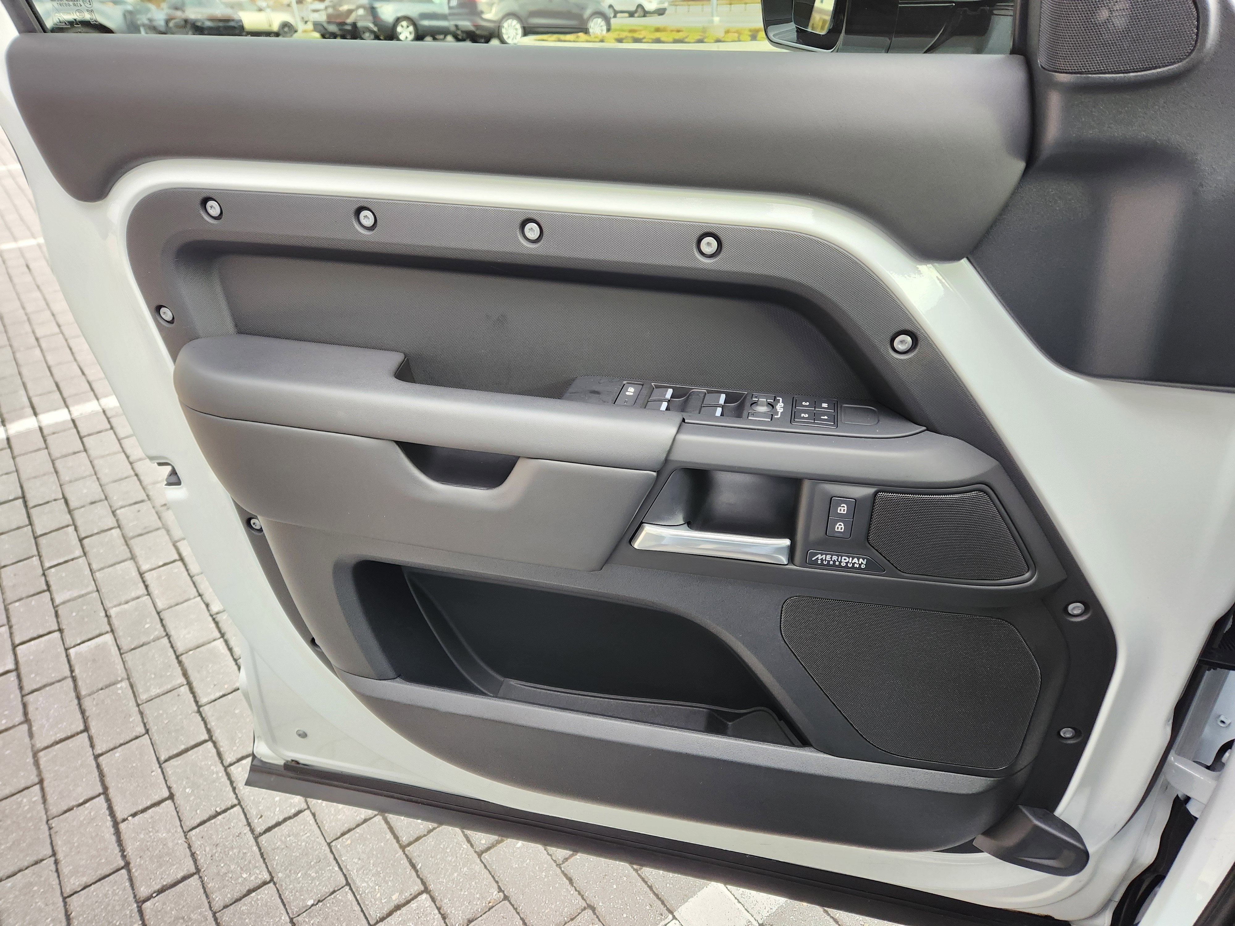 2025 Land Rover Defender 110 X-Dynamic SE