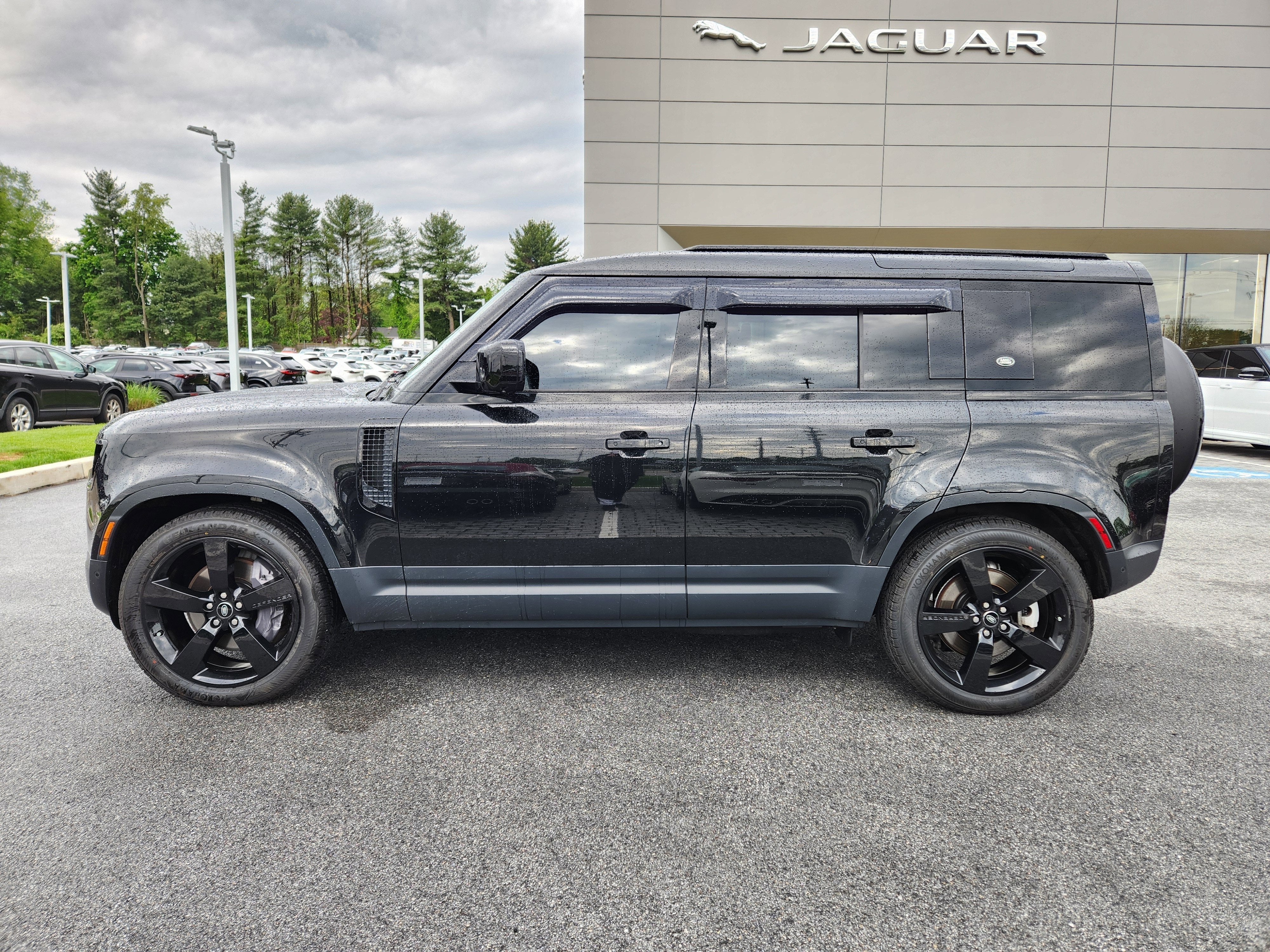 2023 Land Rover Defender 110 SE