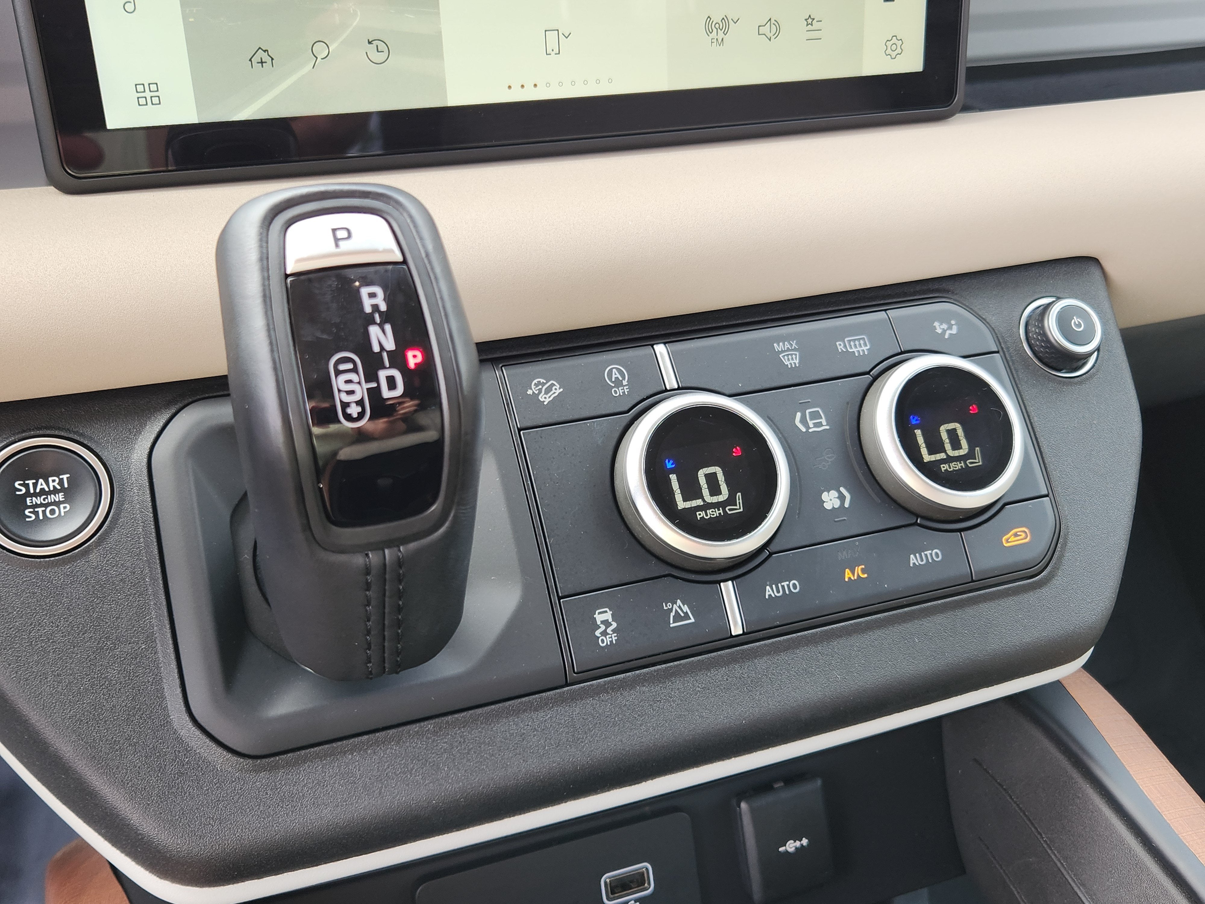 2023 Land Rover Defender SE