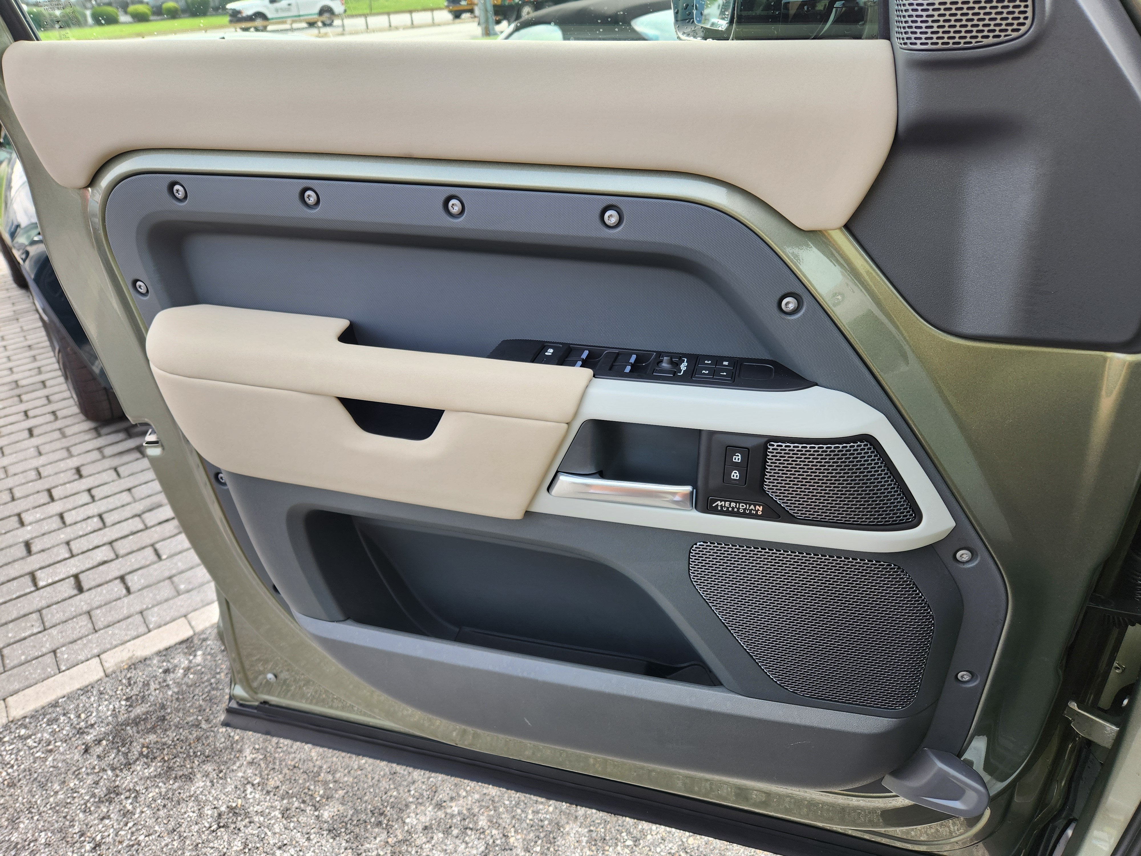2023 Land Rover Defender SE