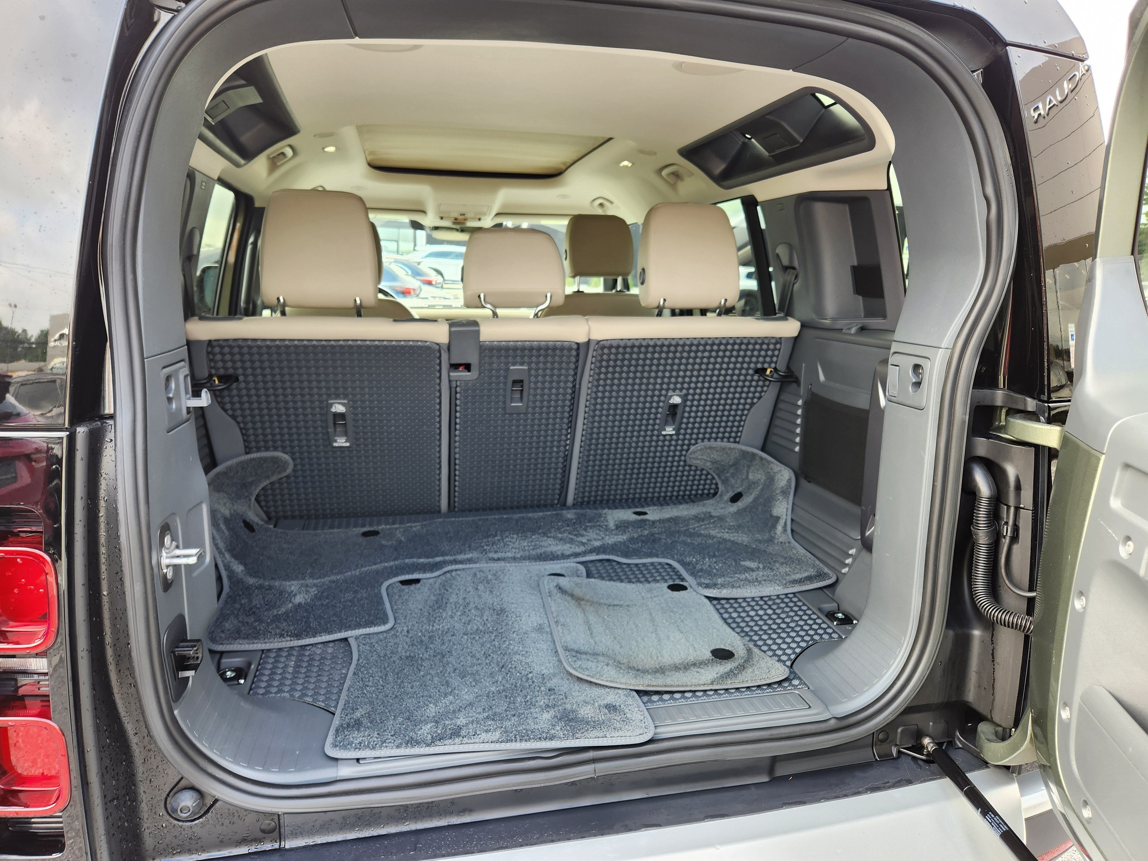 2023 Land Rover Defender SE