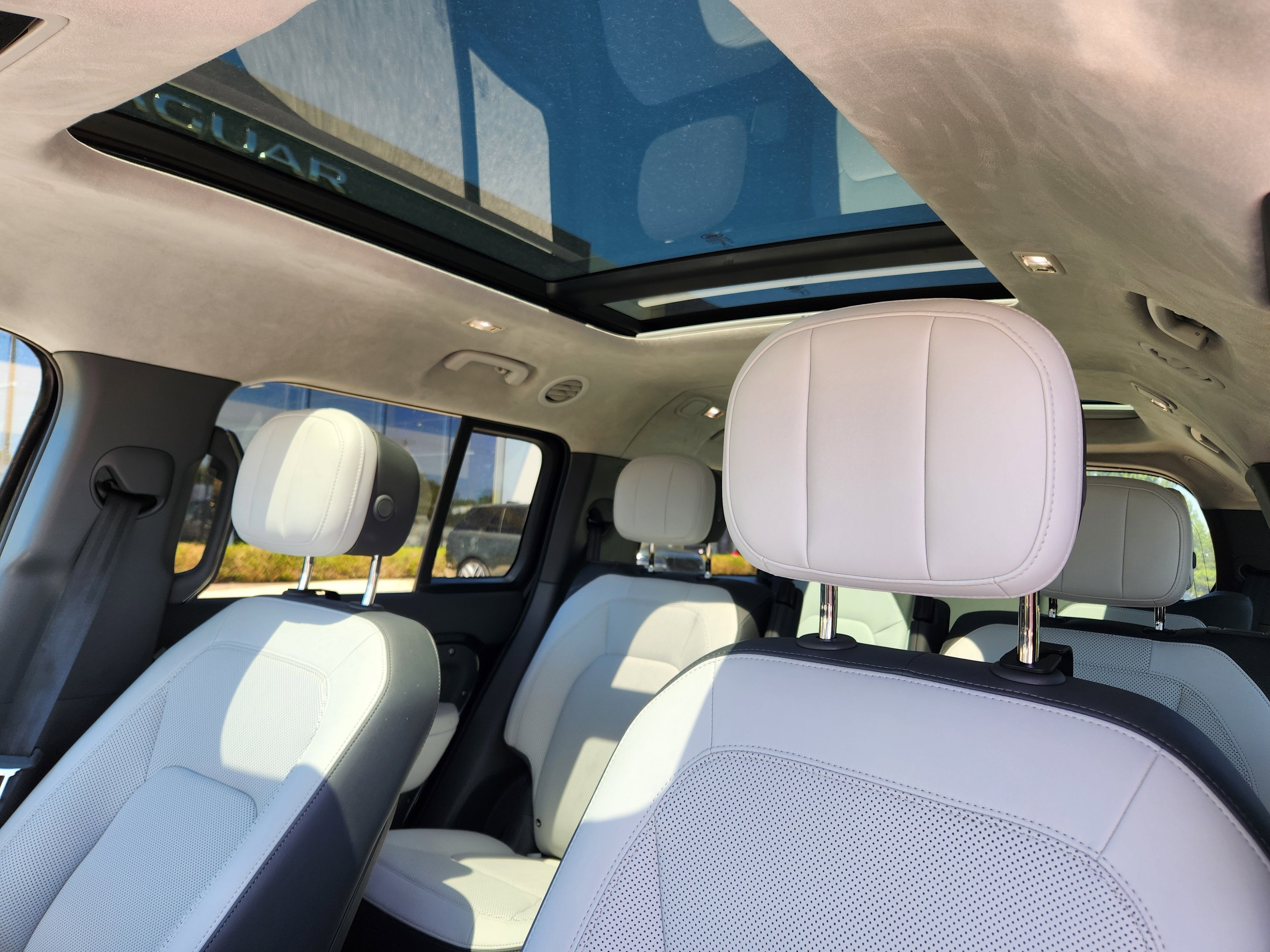 2025 Land Rover Defender 130 V8