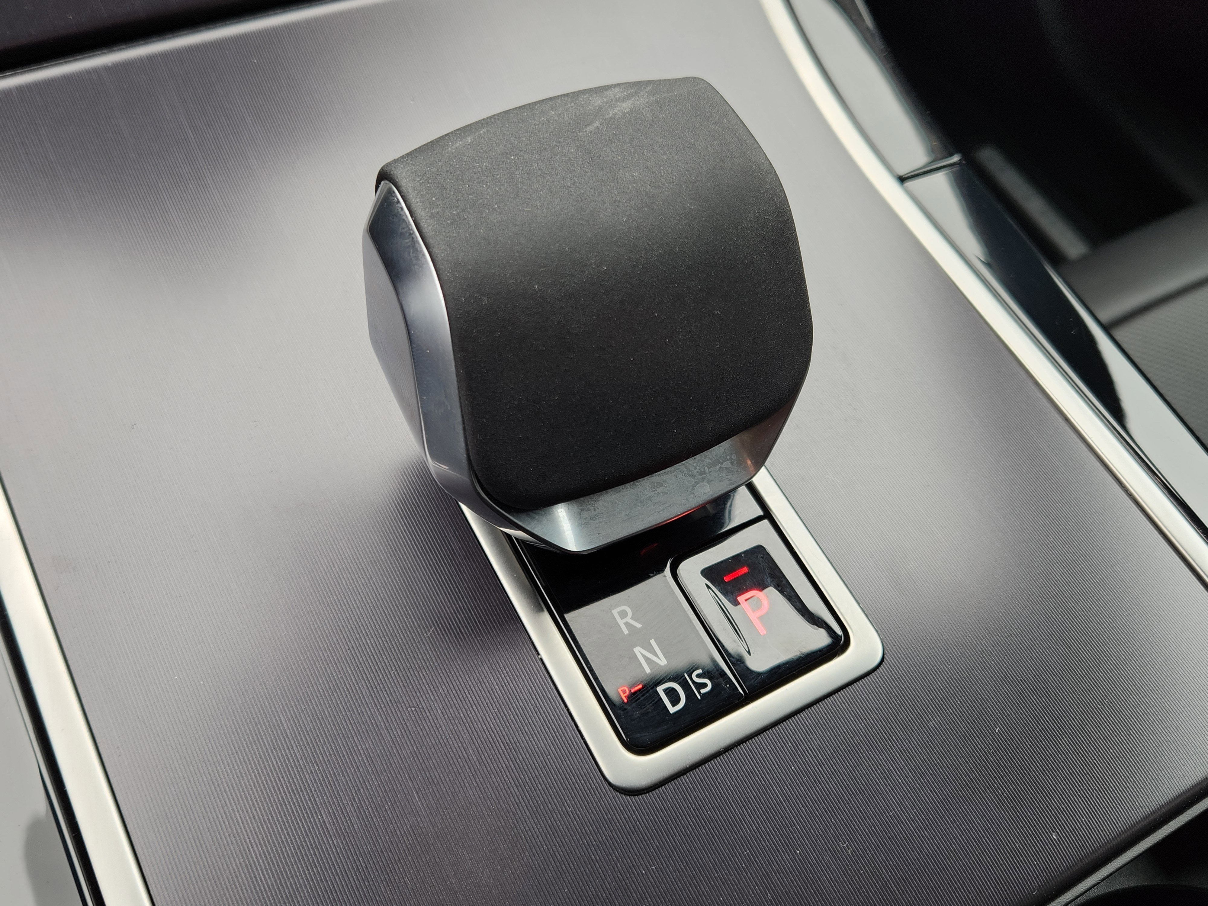 2026 Land Rover Range Rover Velar Dynamic SE