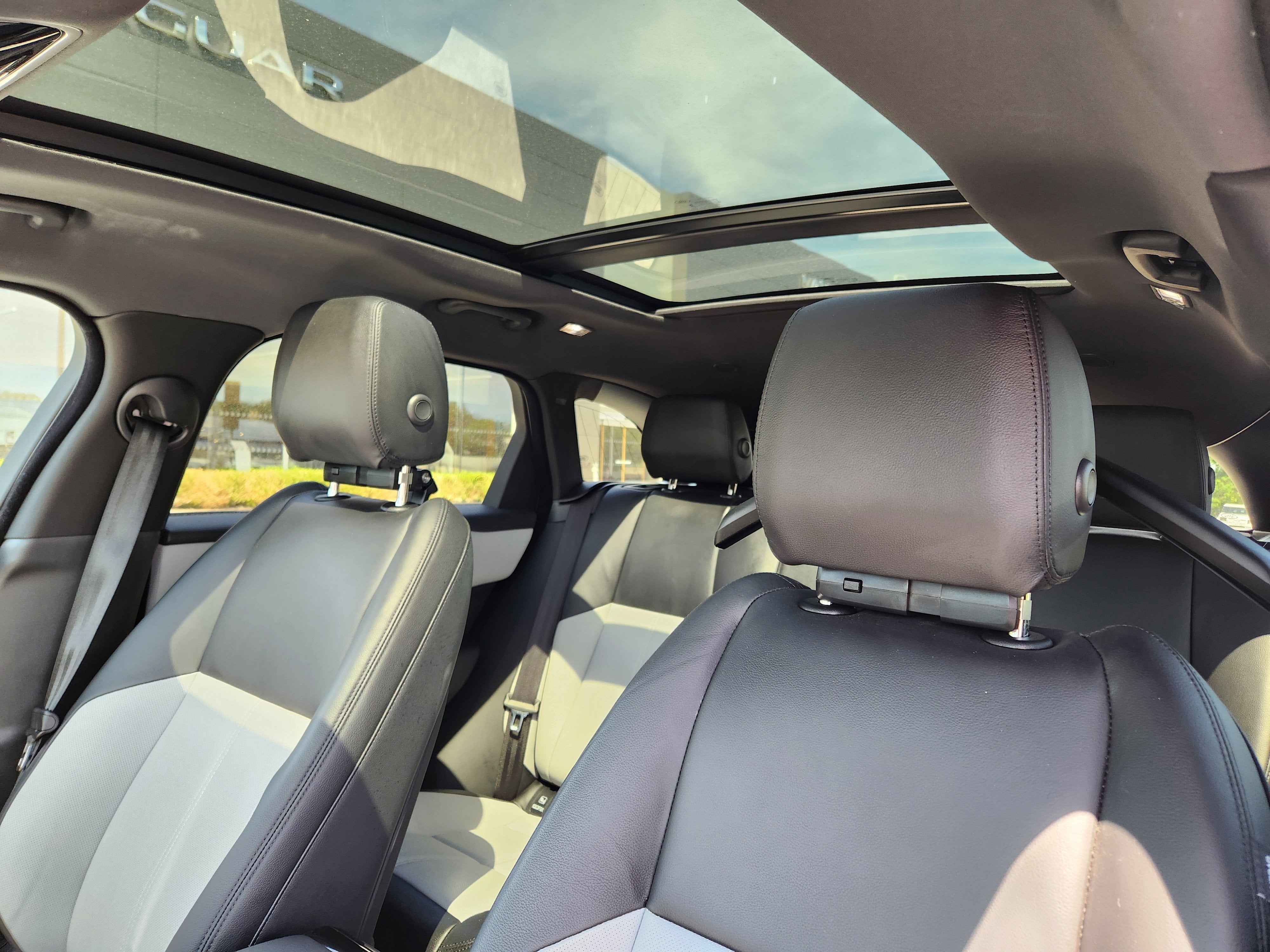 2026 Land Rover Range Rover Velar Dynamic SE