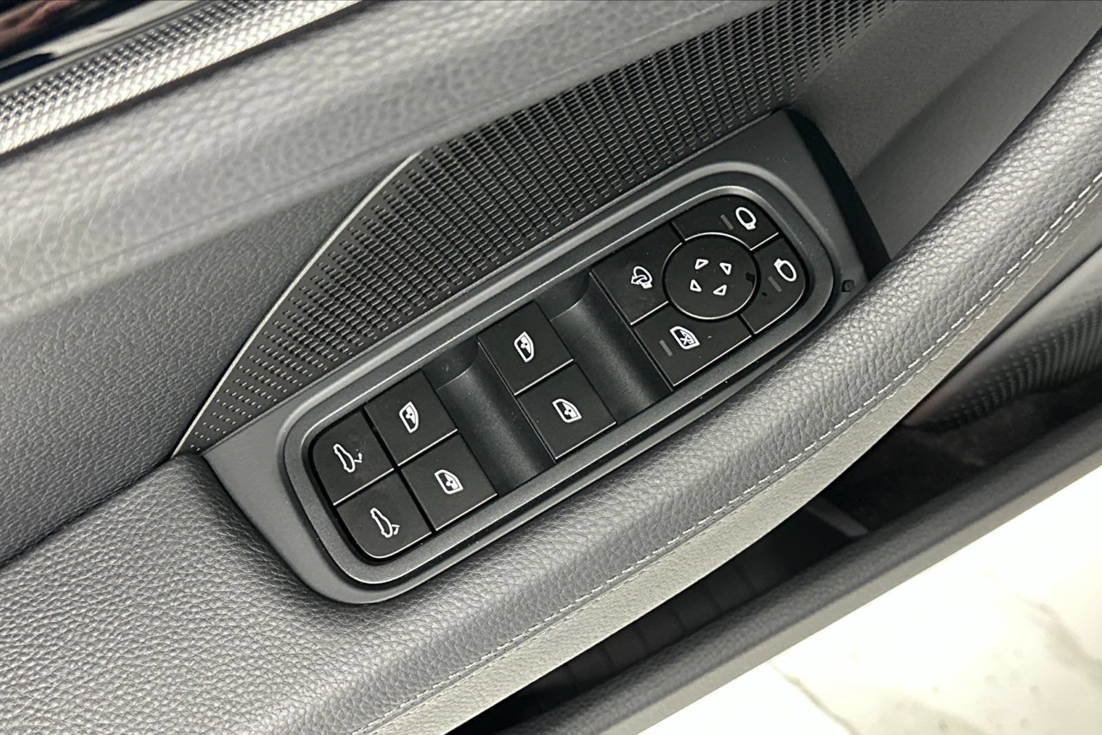 2025 Porsche Panamera 4
