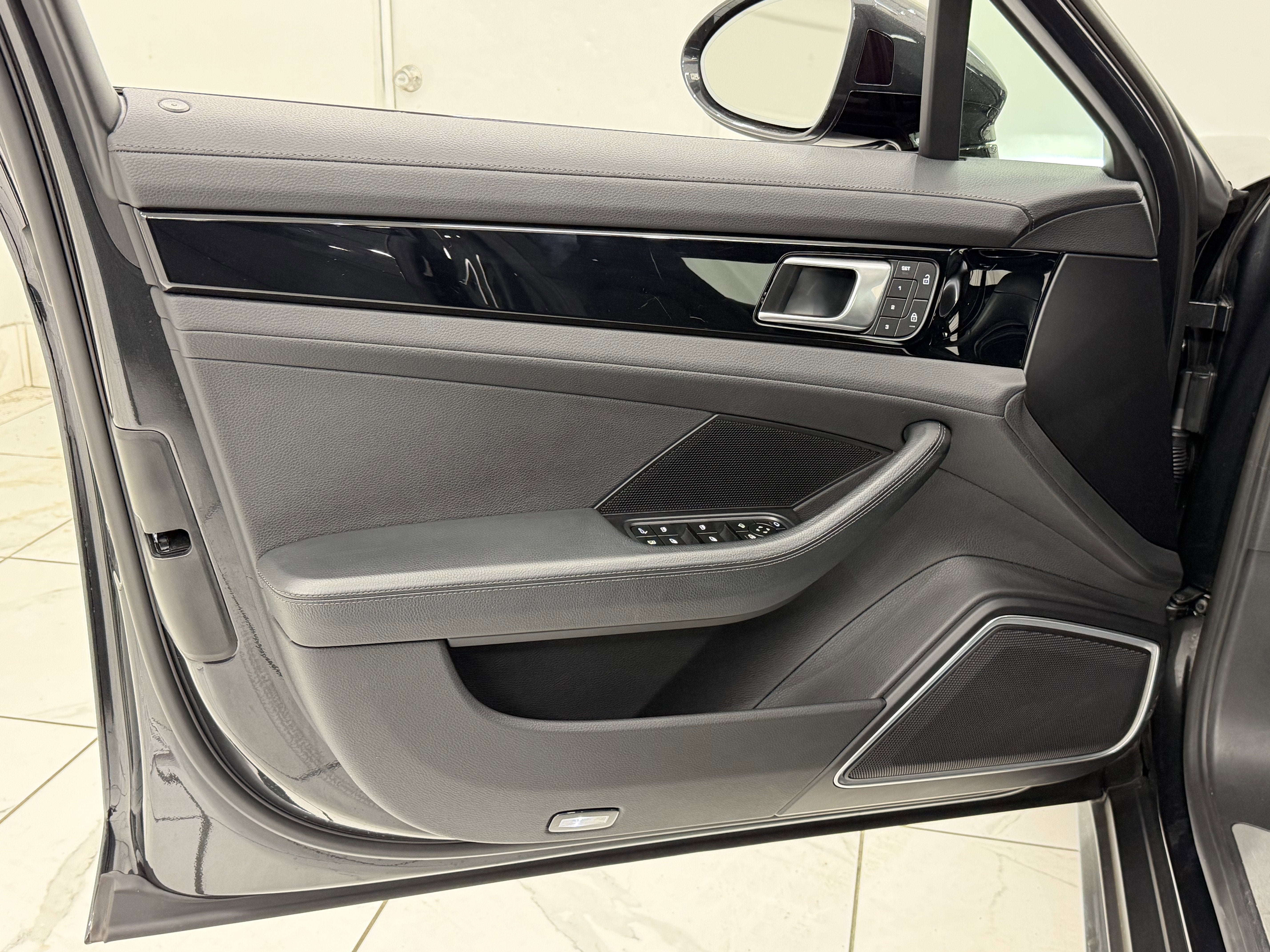 2023 Porsche Panamera 4