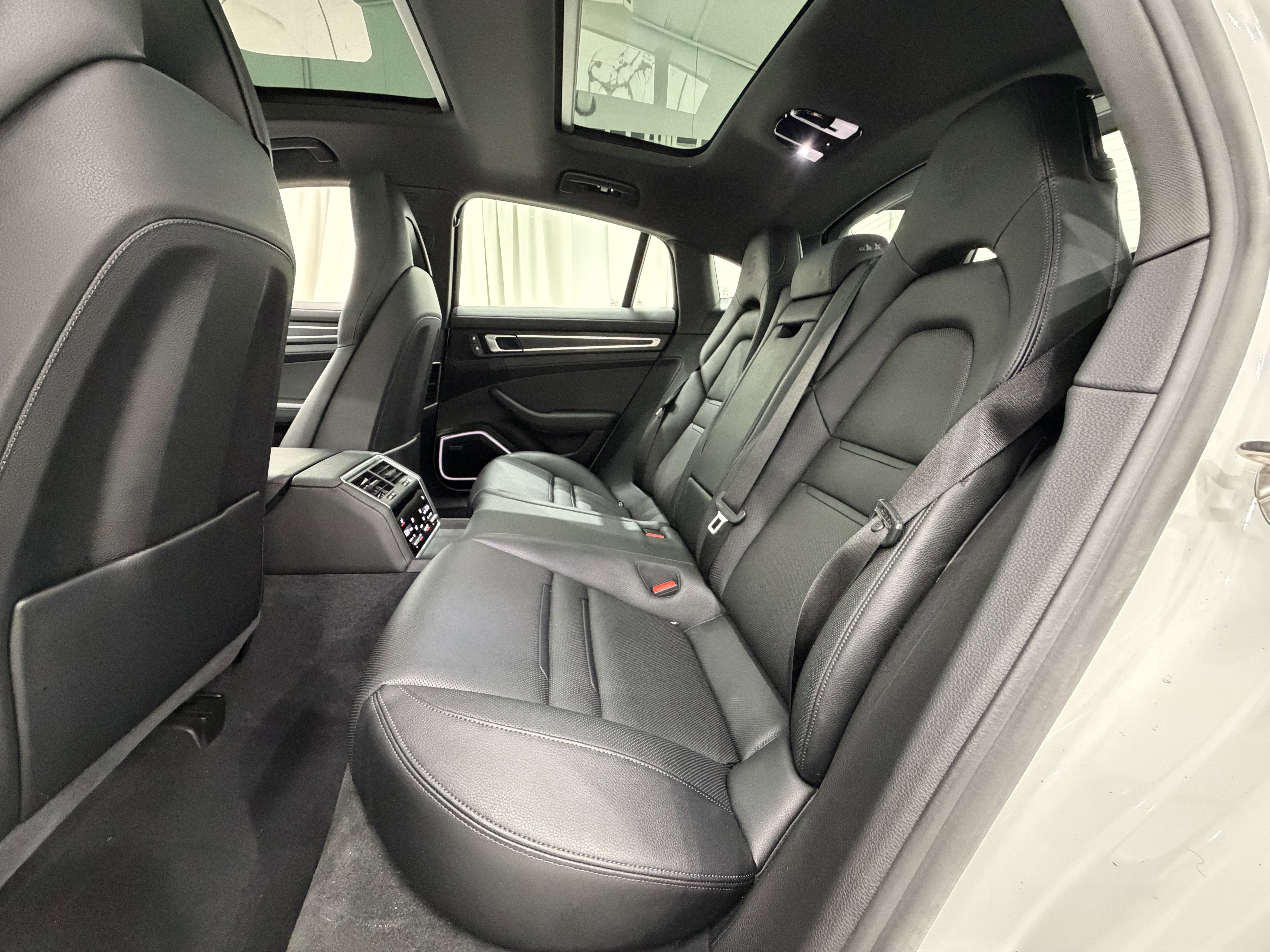 2023 Porsche Panamera 4 E-Hybrid Platinum Edition