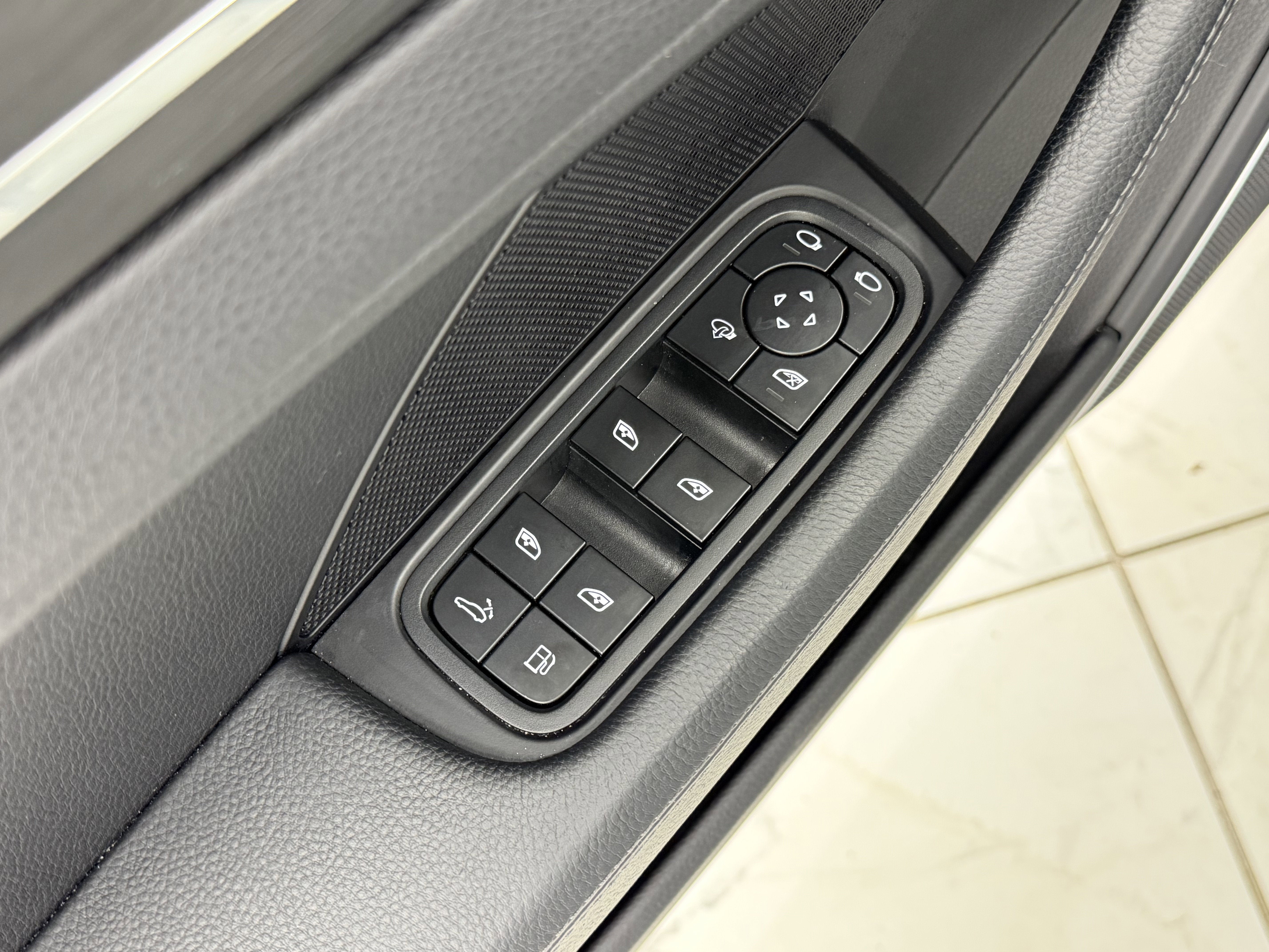 2023 Porsche Panamera 4 E-Hybrid Platinum Edition