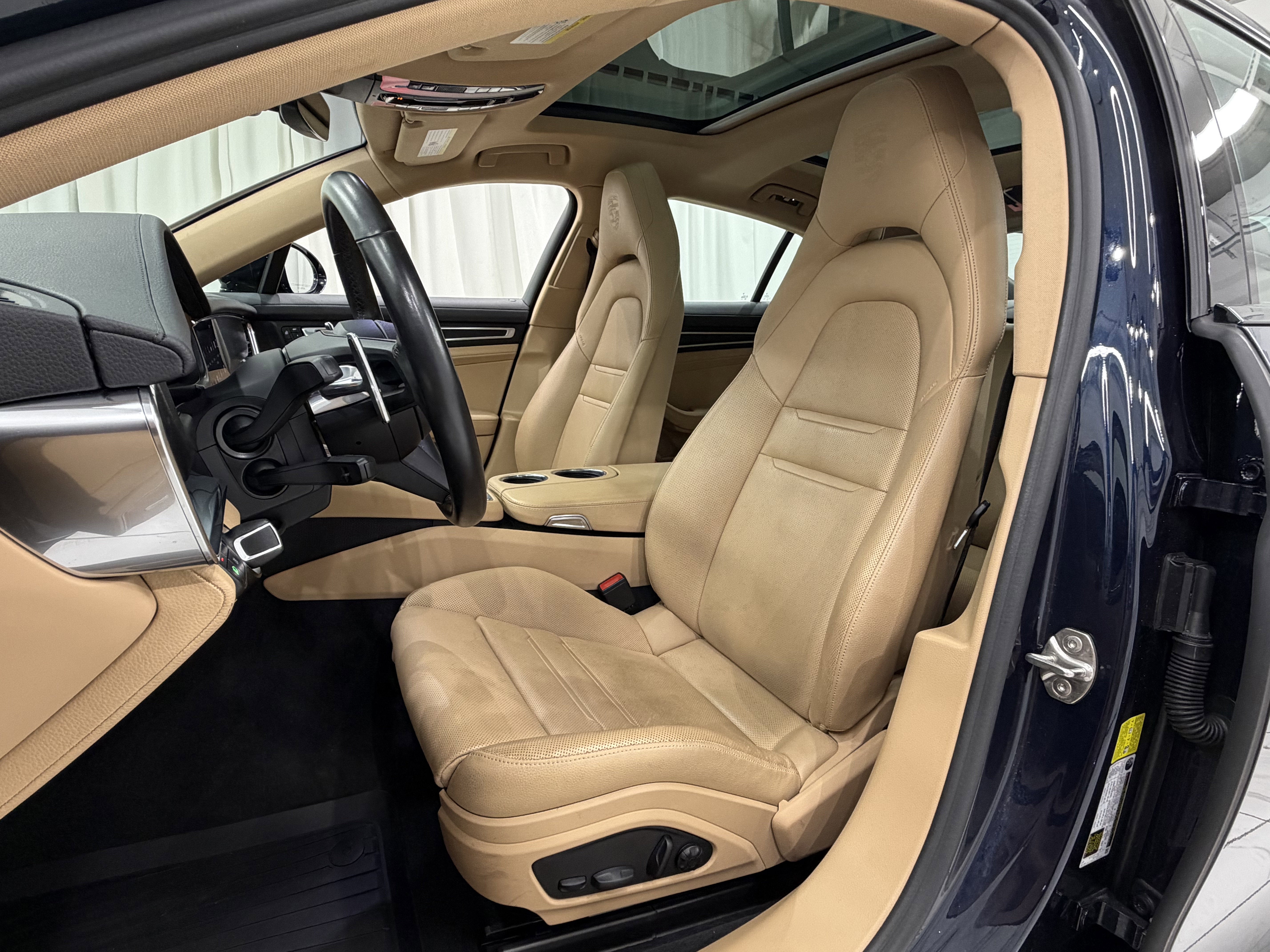 2023 Porsche Panamera 4 Platinum Edition