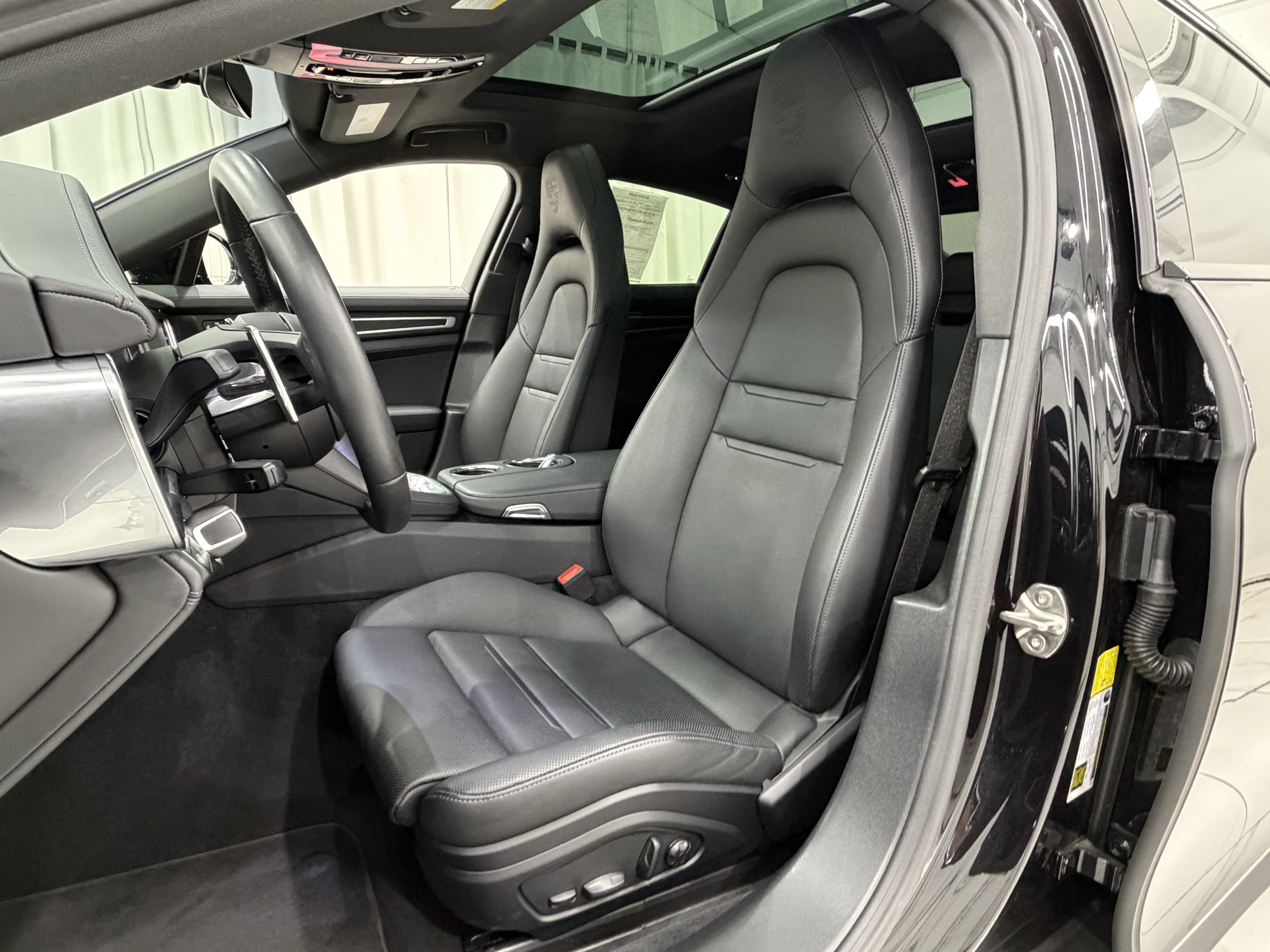 2023 Porsche Panamera 4 Platinum Edition