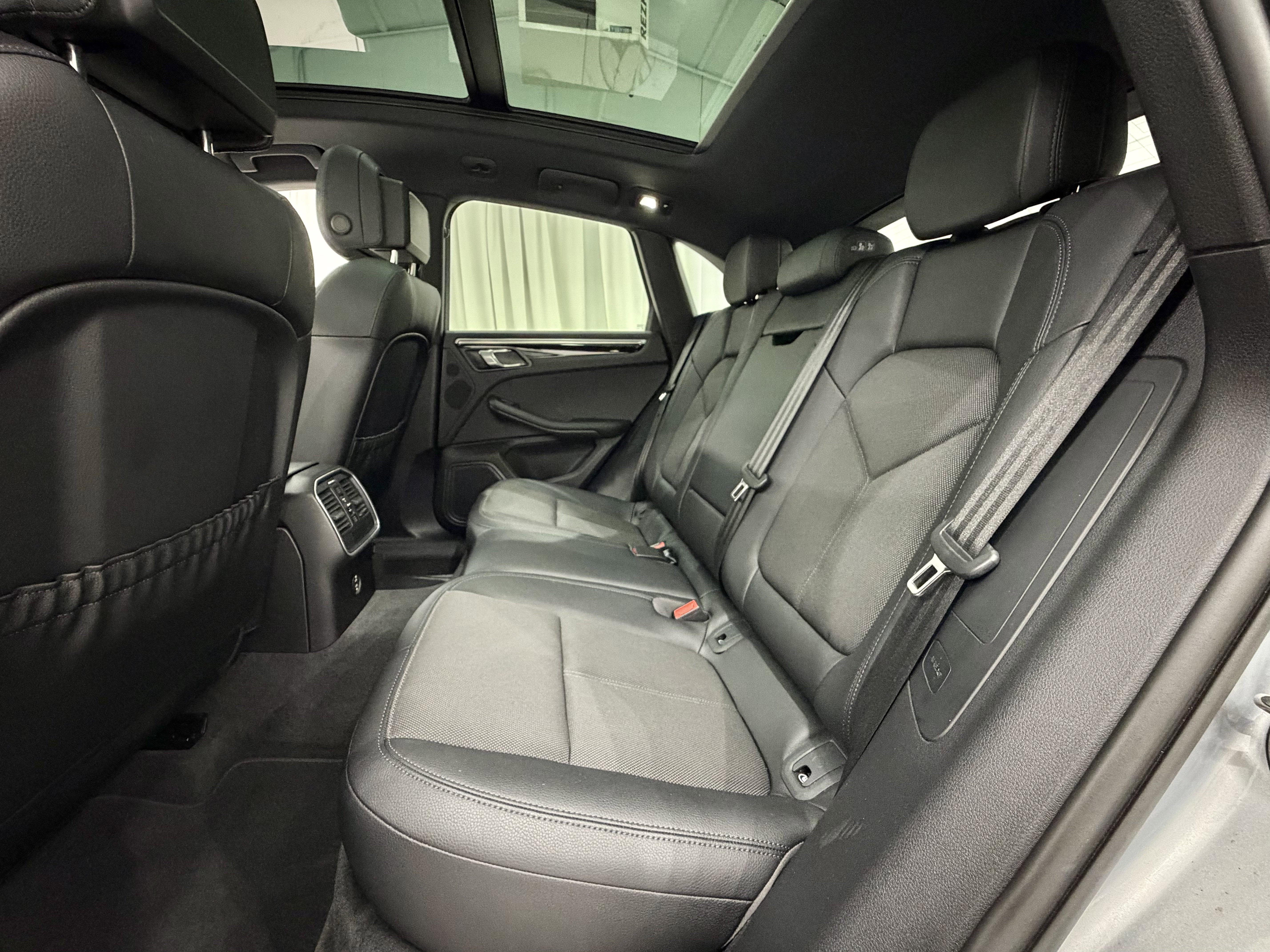 2022 Porsche Macan AWD