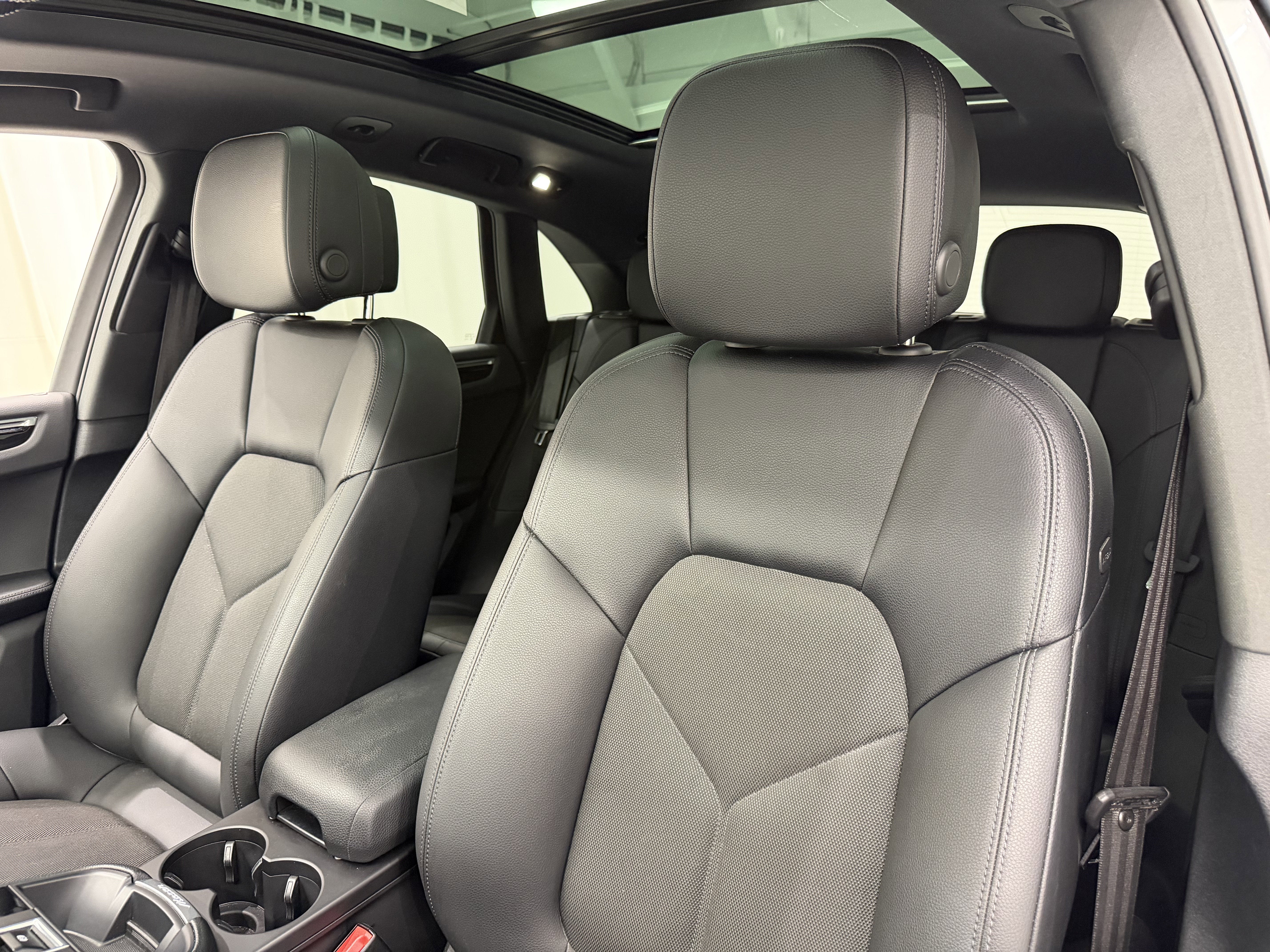 2022 Porsche Macan AWD