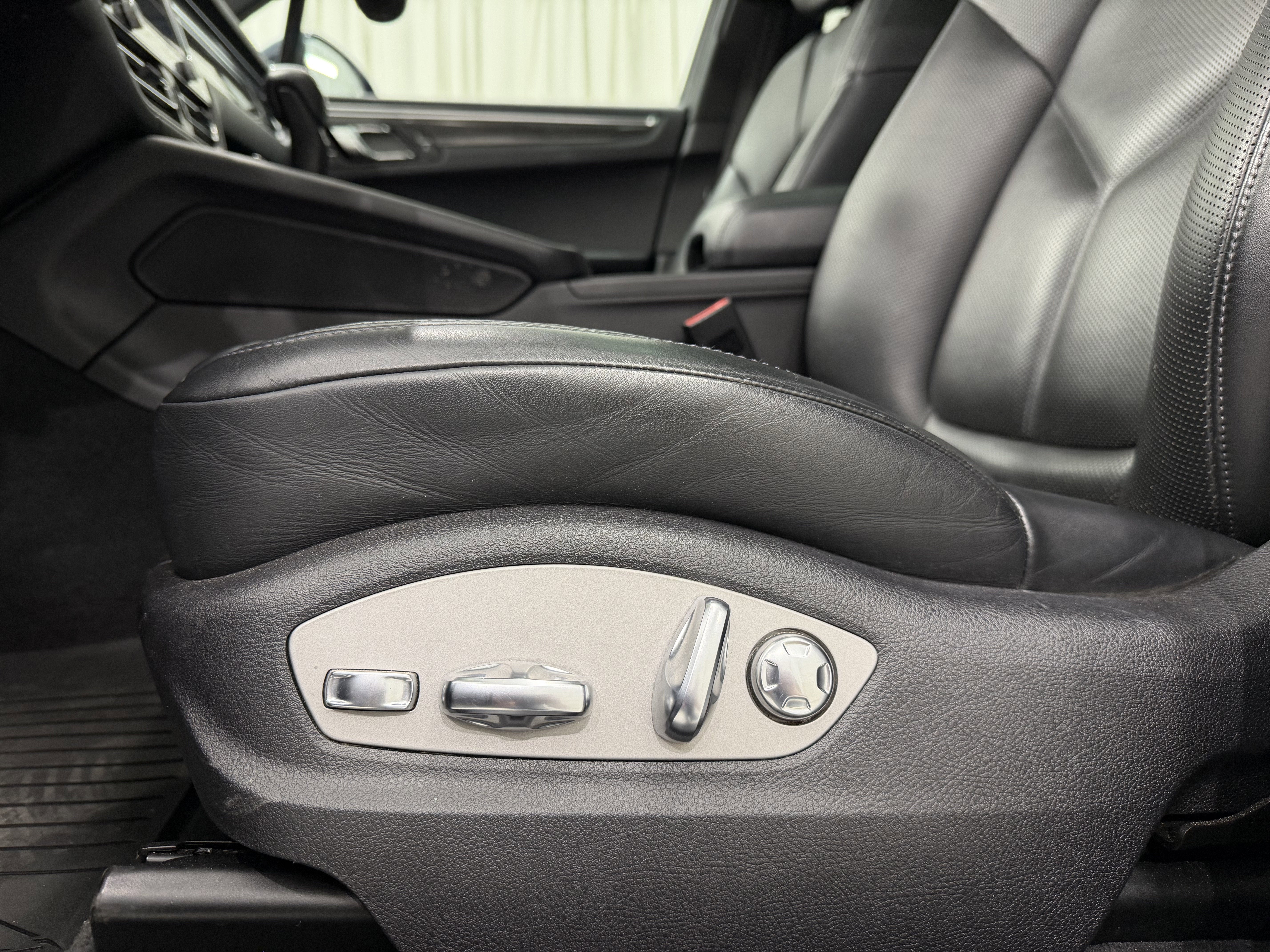 2022 Porsche Macan AWD