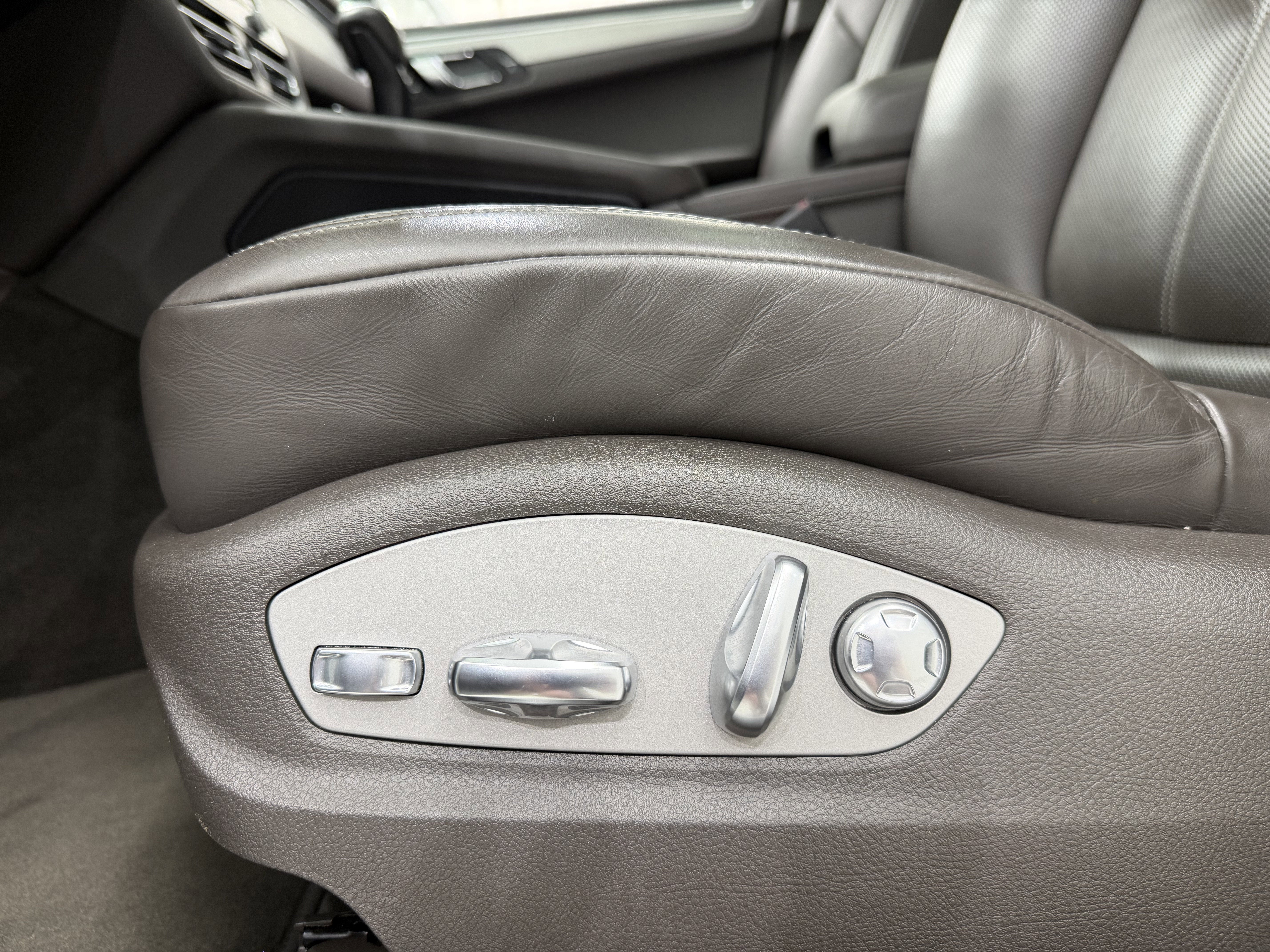 2023 Porsche Macan T