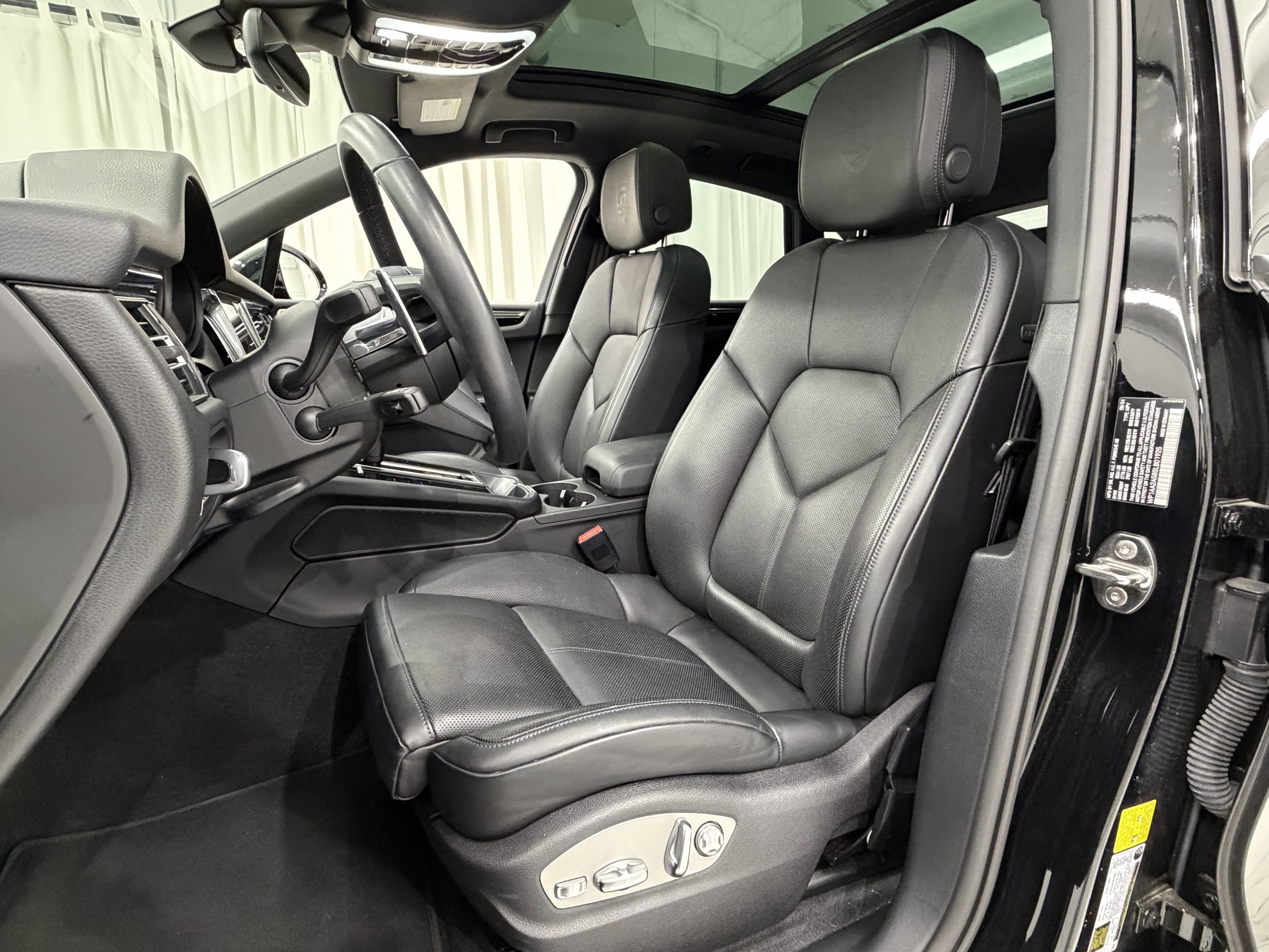 2025 Porsche Macan Base