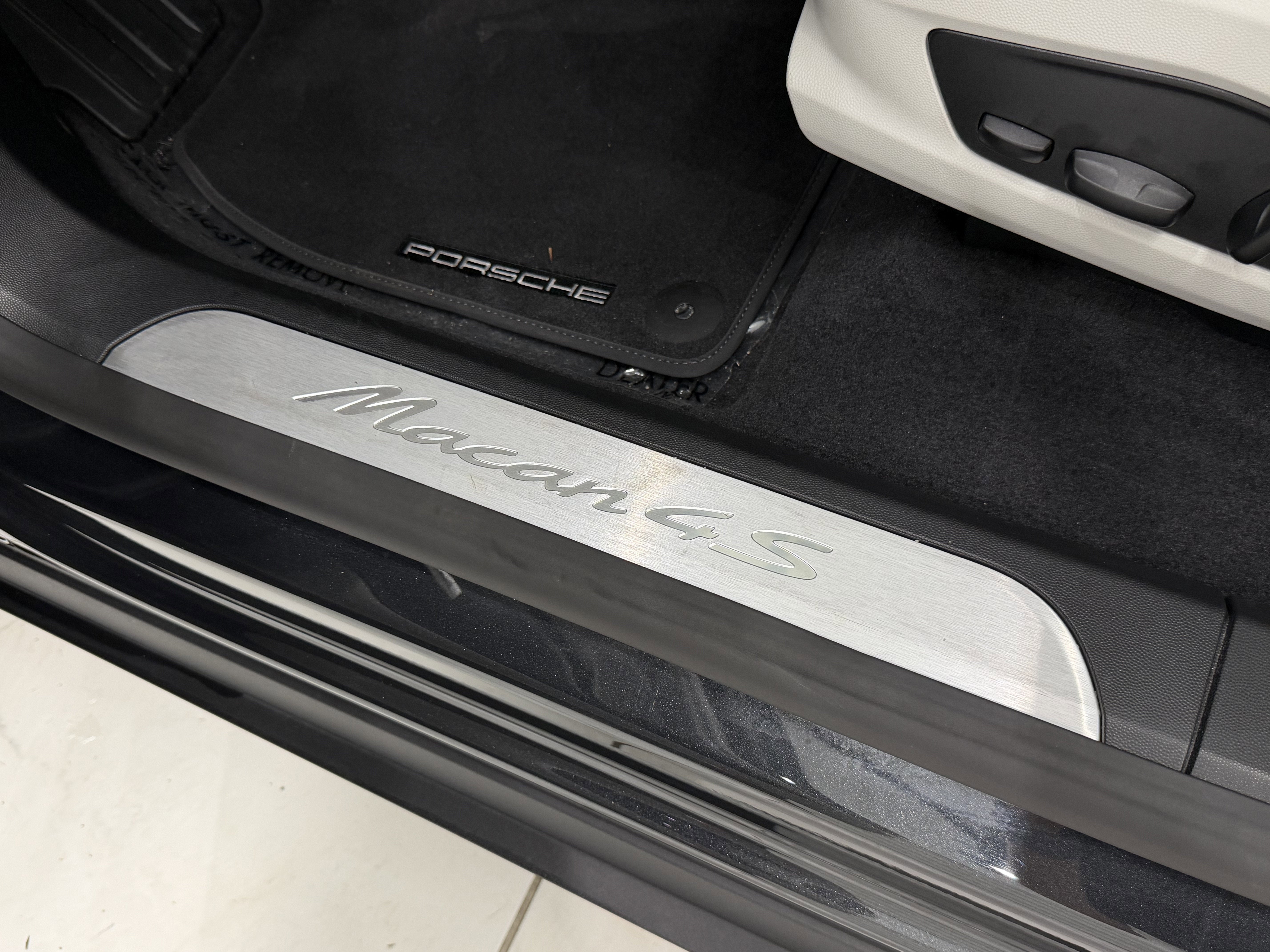 2025 Porsche Macan Electric 4S
