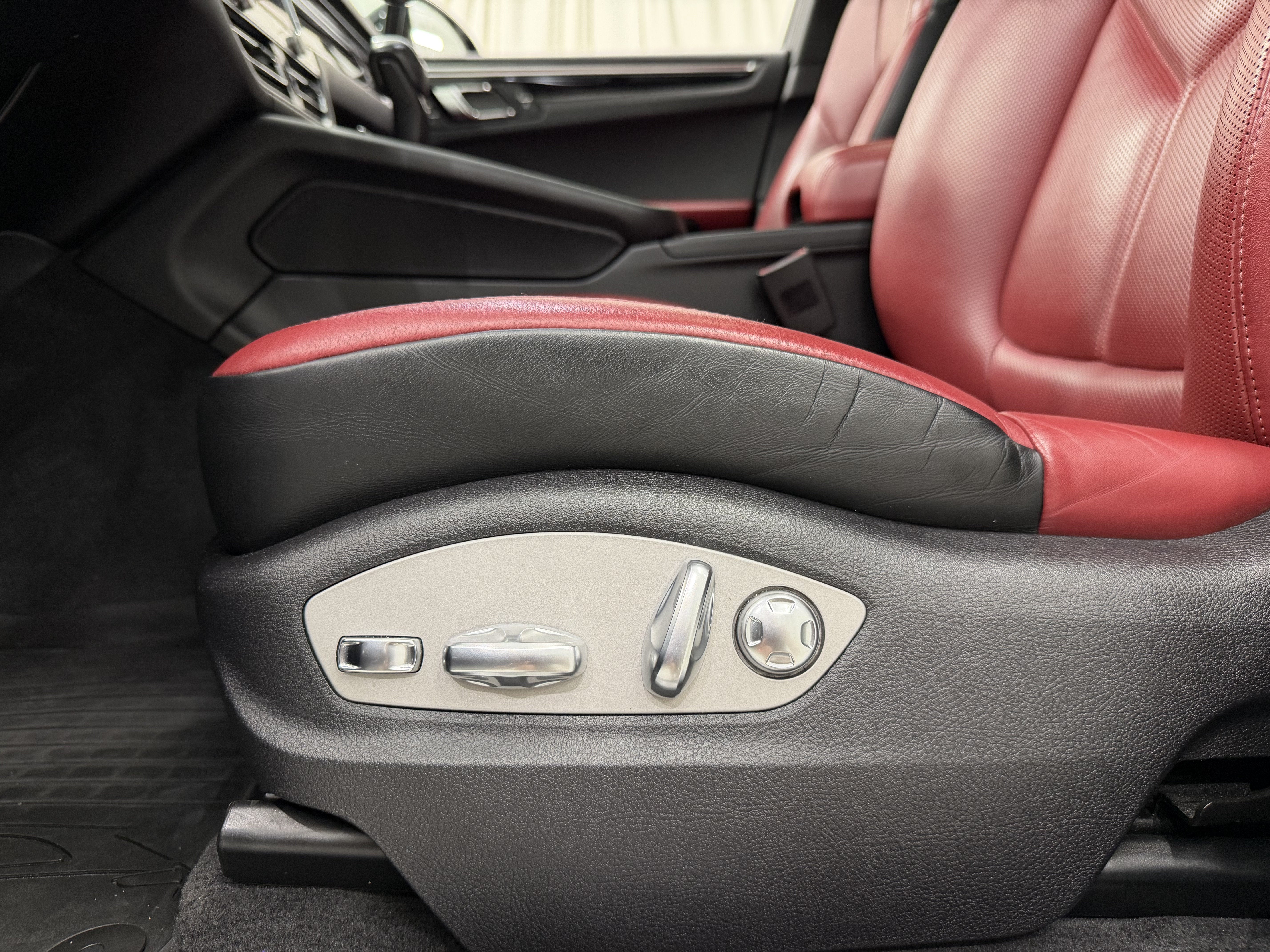 2023 Porsche Macan S