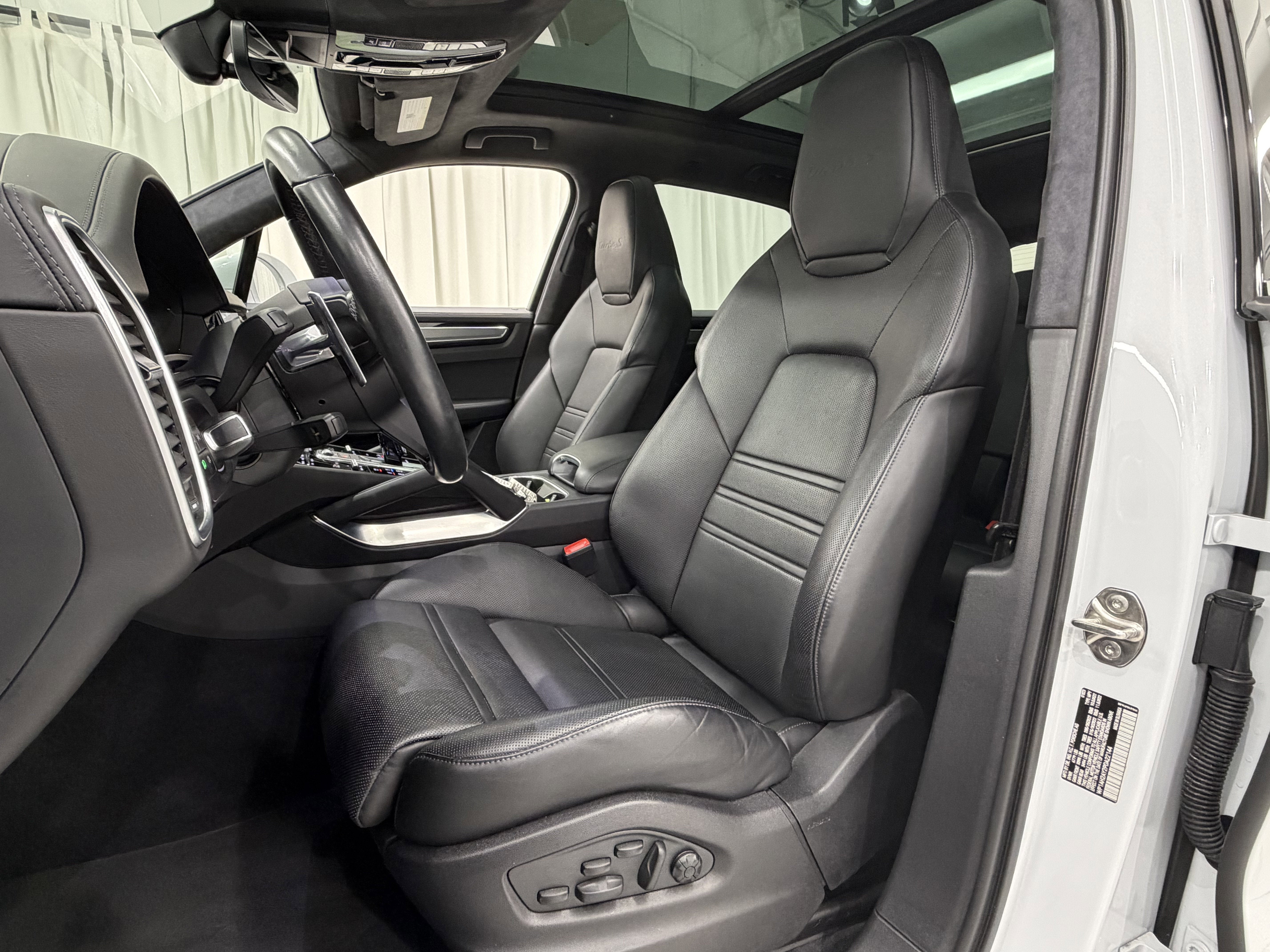 2023 Porsche Cayenne Turbo S E-Hybrid