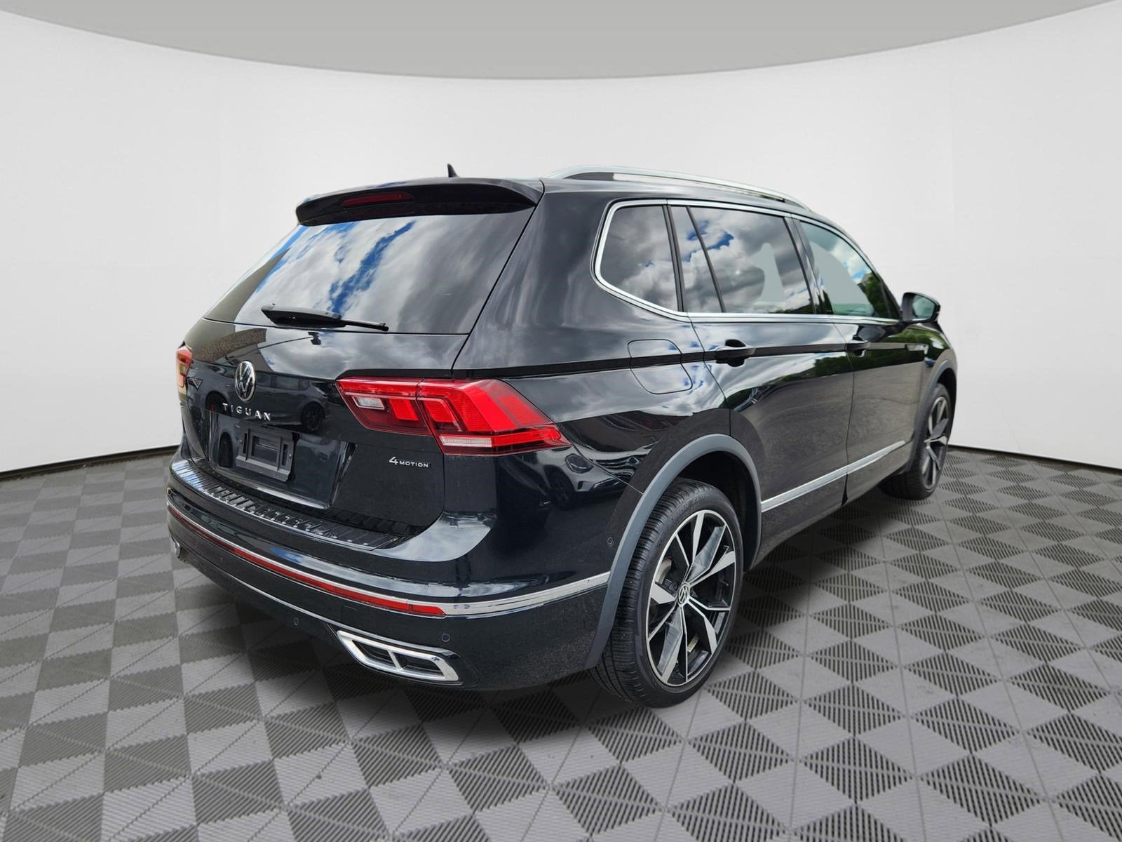2023 Volkswagen Tiguan SEL R-Line