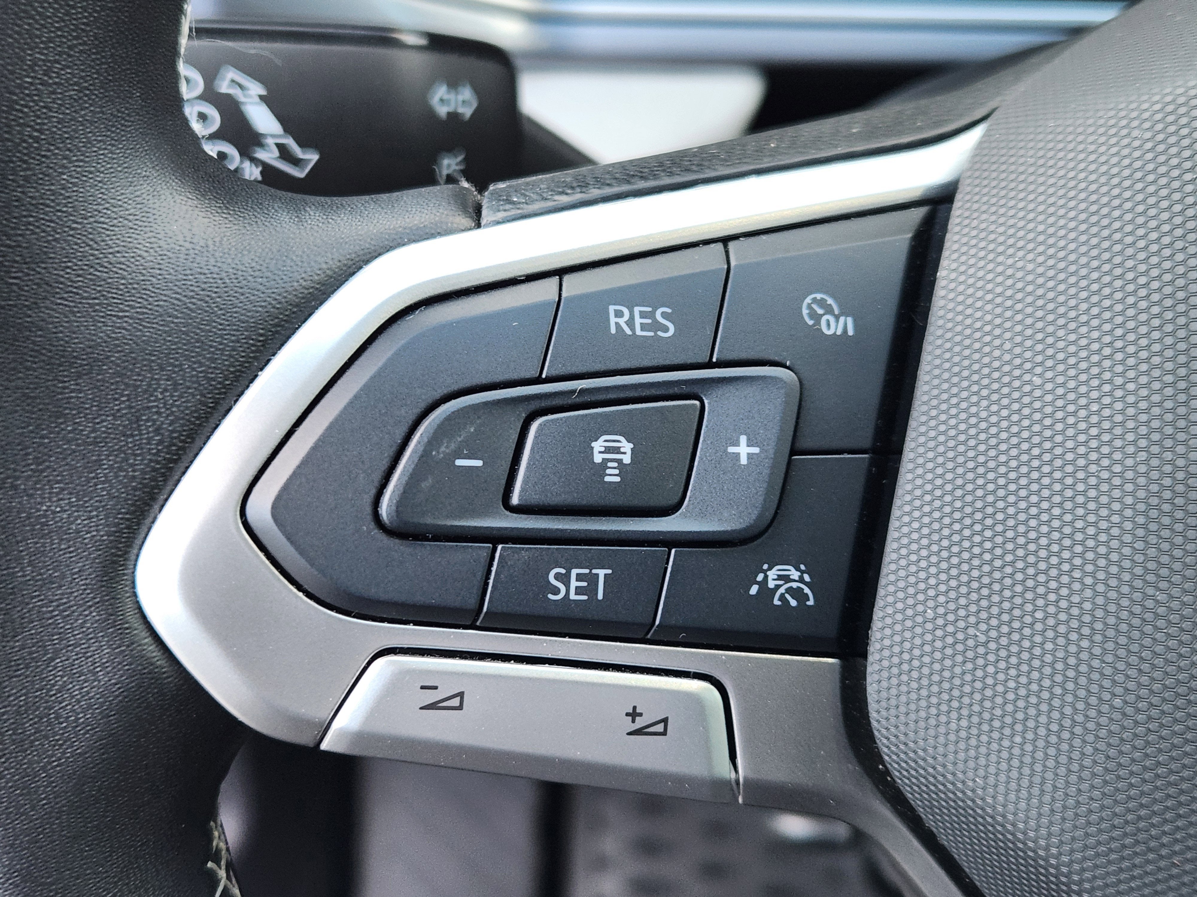 2025 Volkswagen Taos SEL