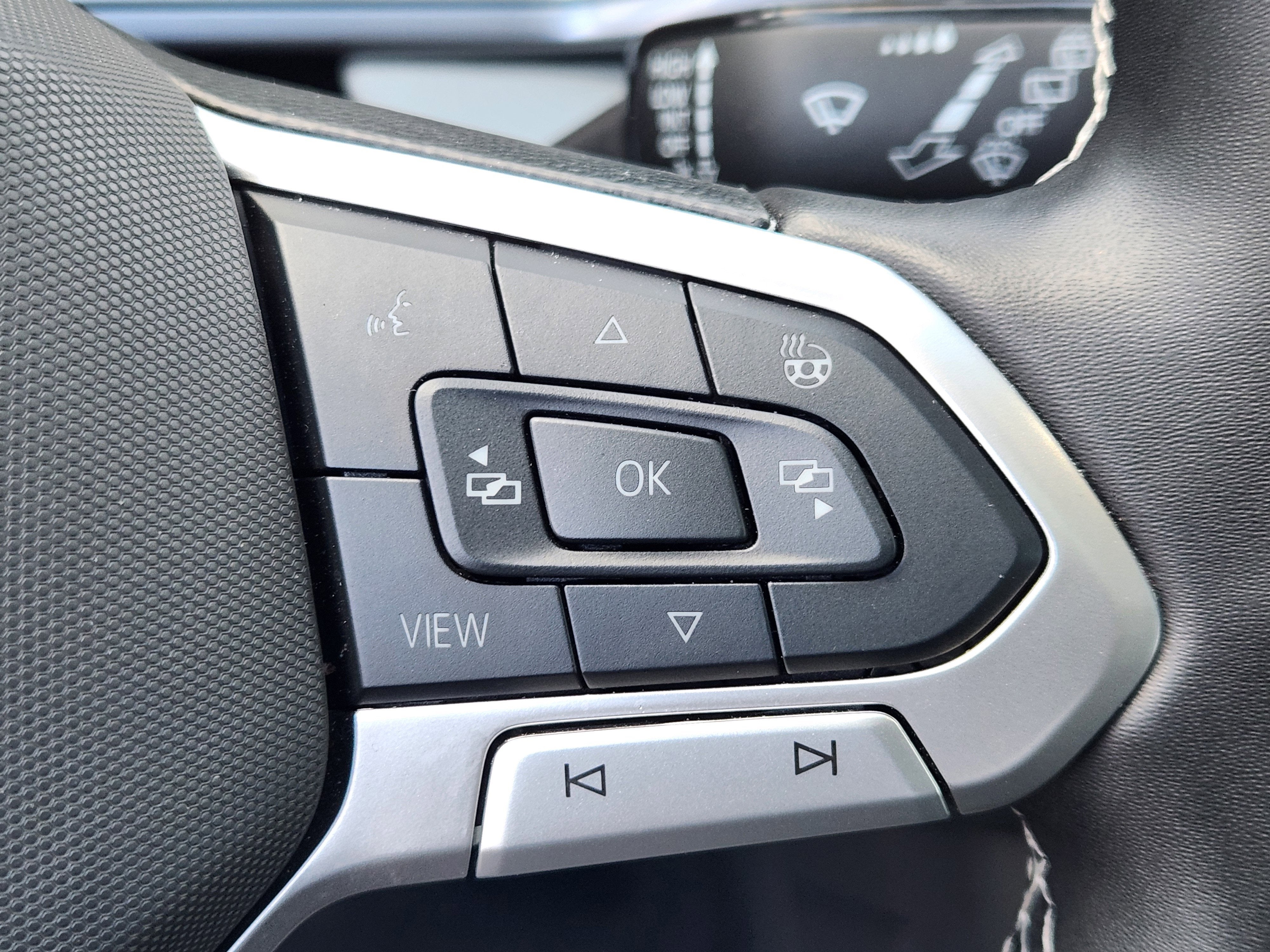 2025 Volkswagen Taos SEL