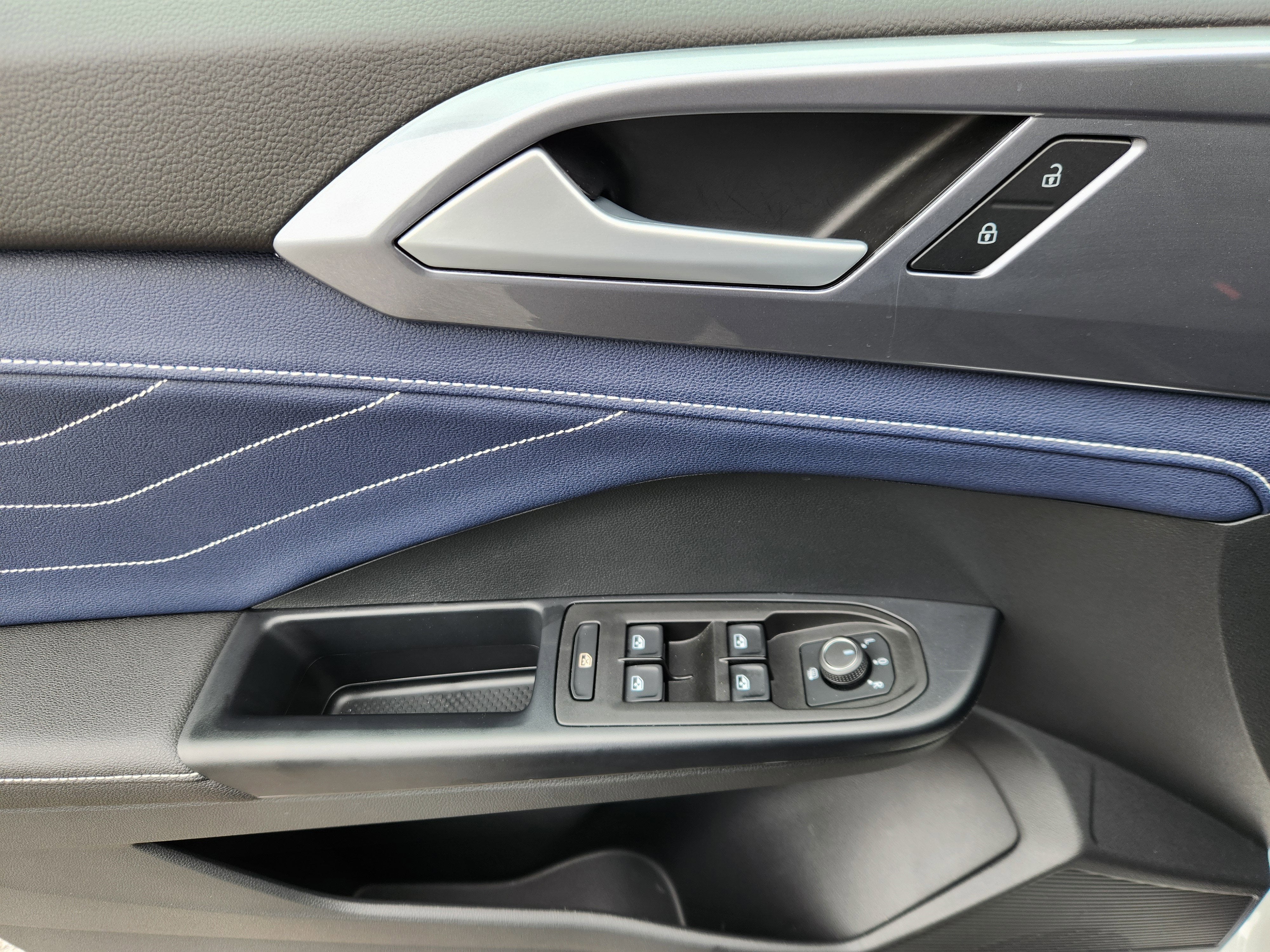 2025 Volkswagen Taos SEL