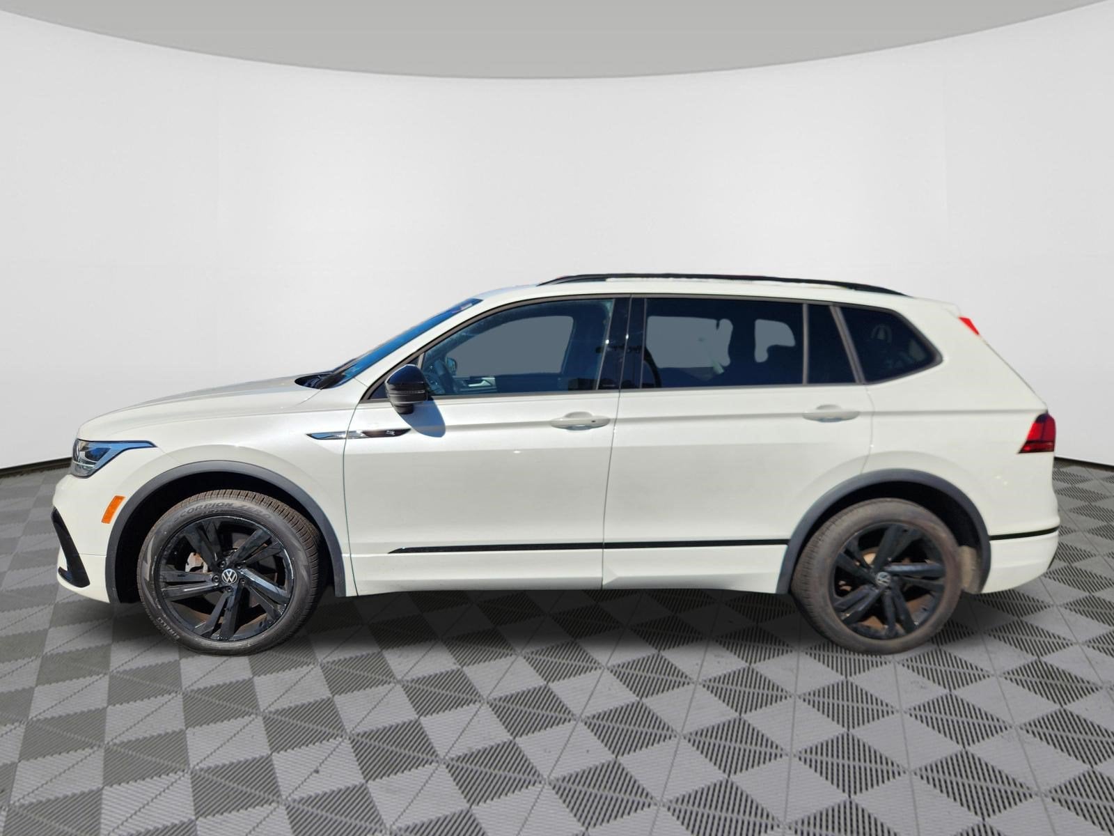 2024 Volkswagen Tiguan SE R-Line Black