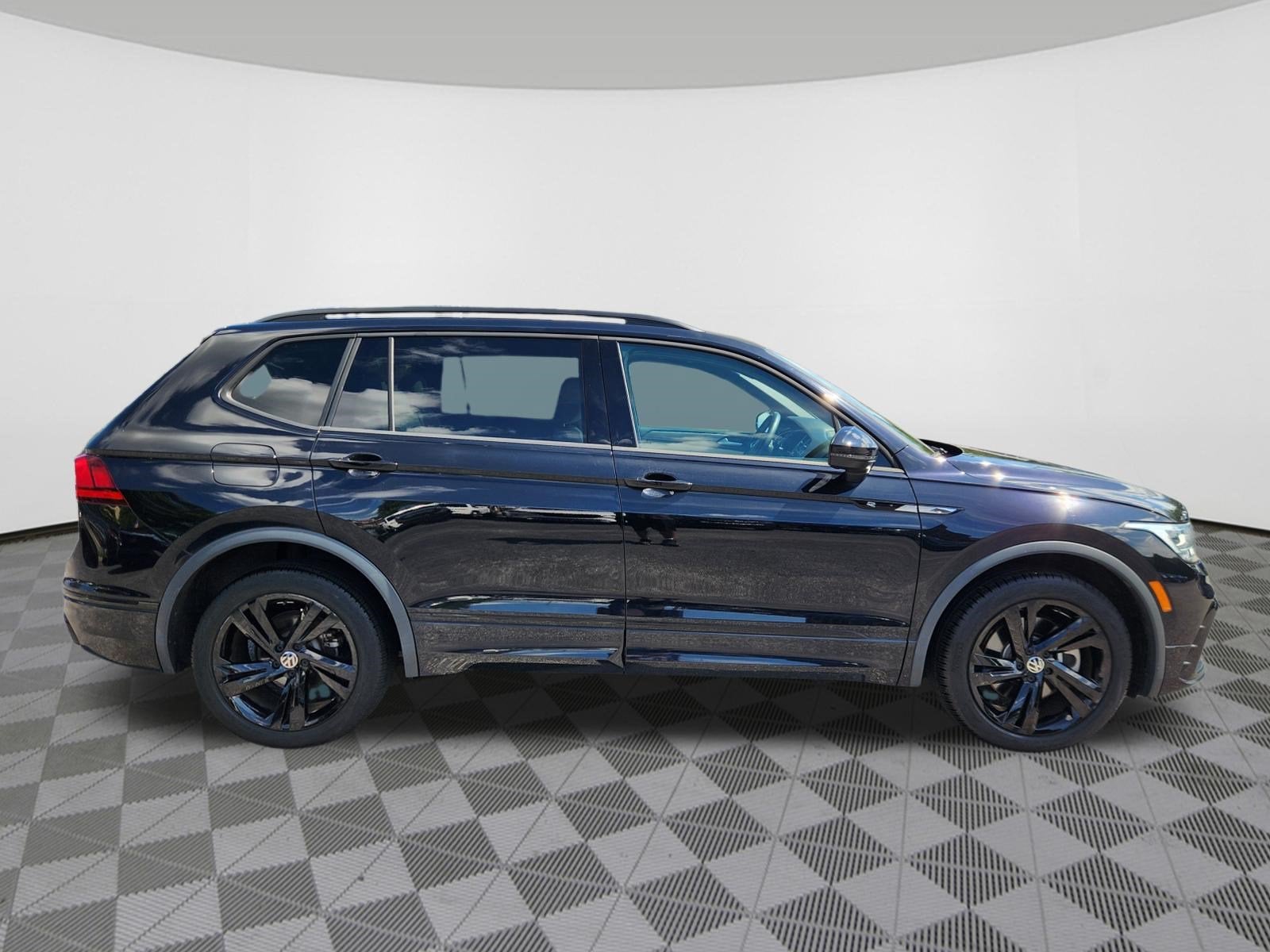 2023 Volkswagen Tiguan SE R-Line Black