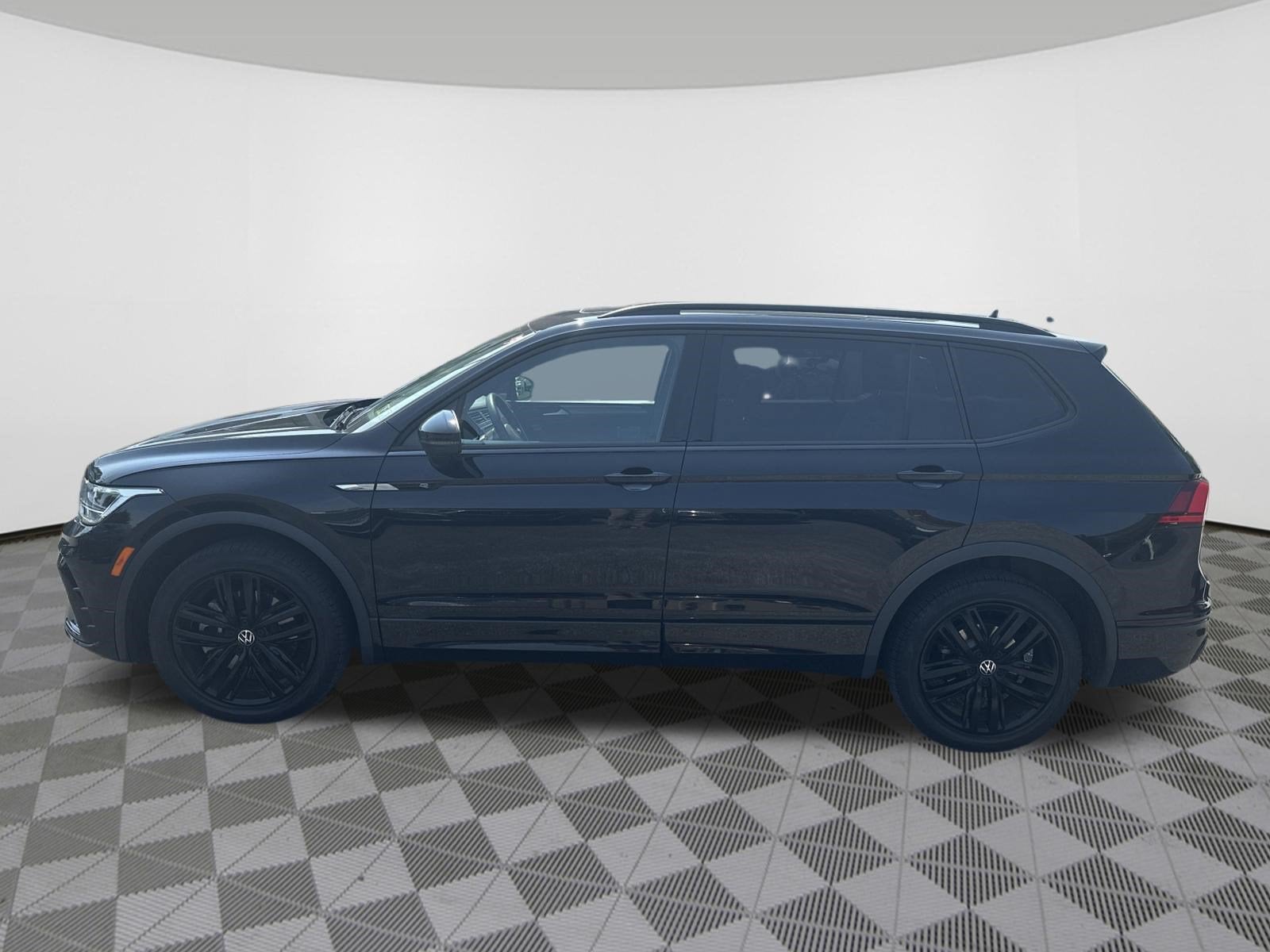 2022 Volkswagen Tiguan SE R-Line Black