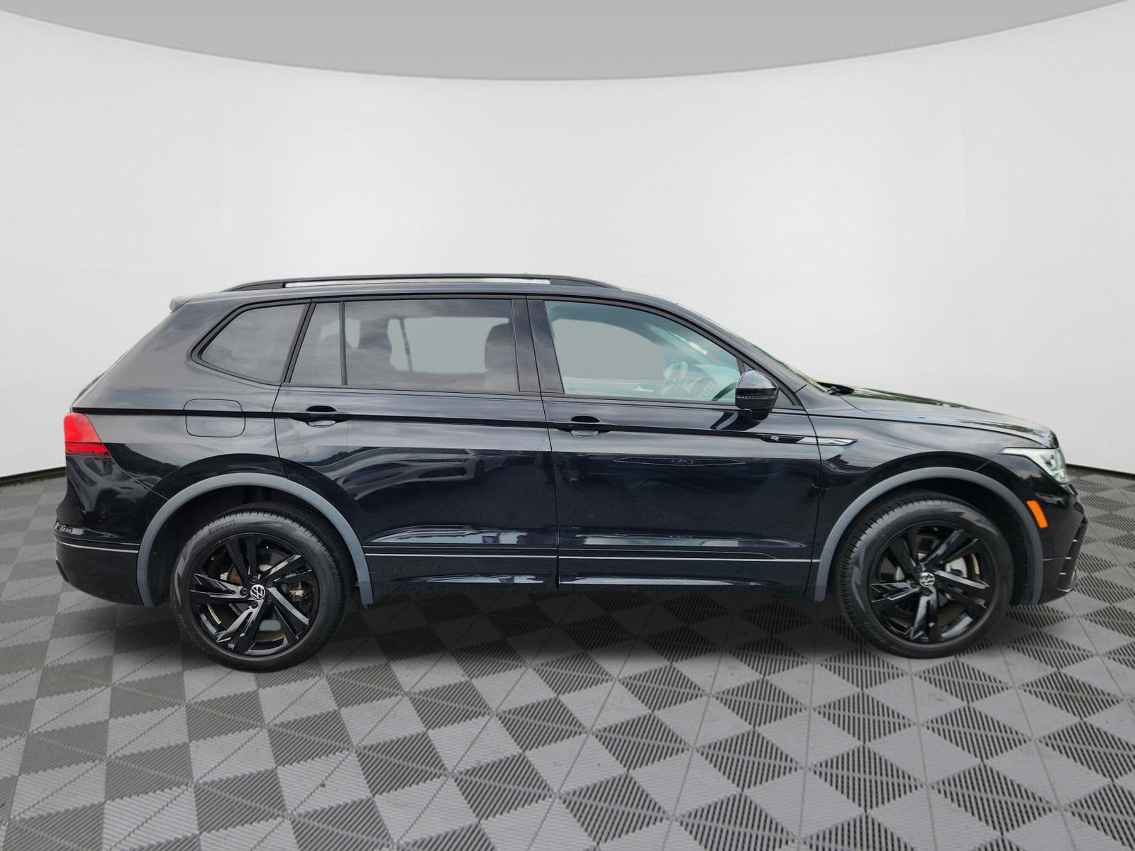 2023 Volkswagen Tiguan SE R-Line Black
