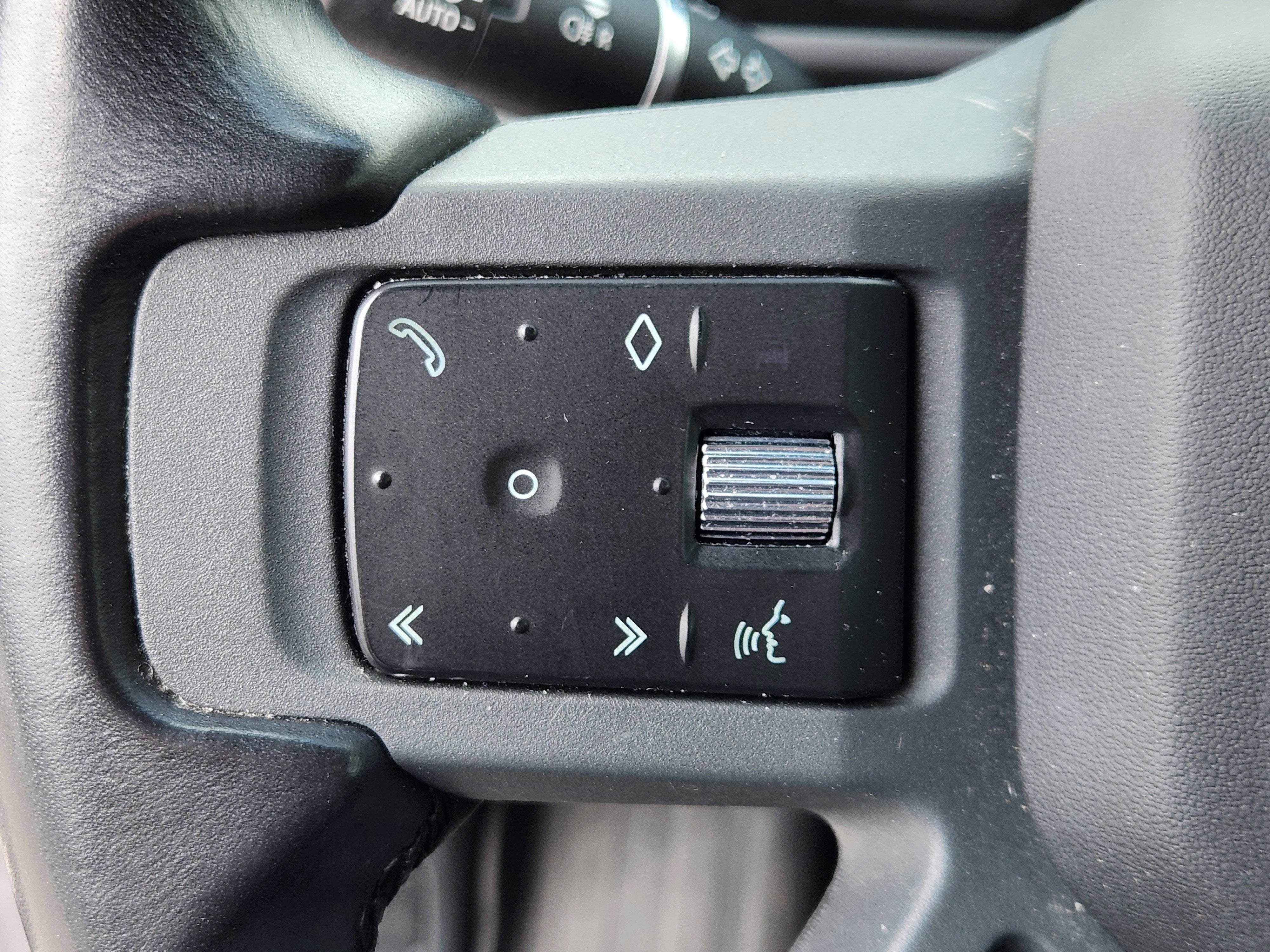 2023 Land Rover Defender X-Dynamic SE