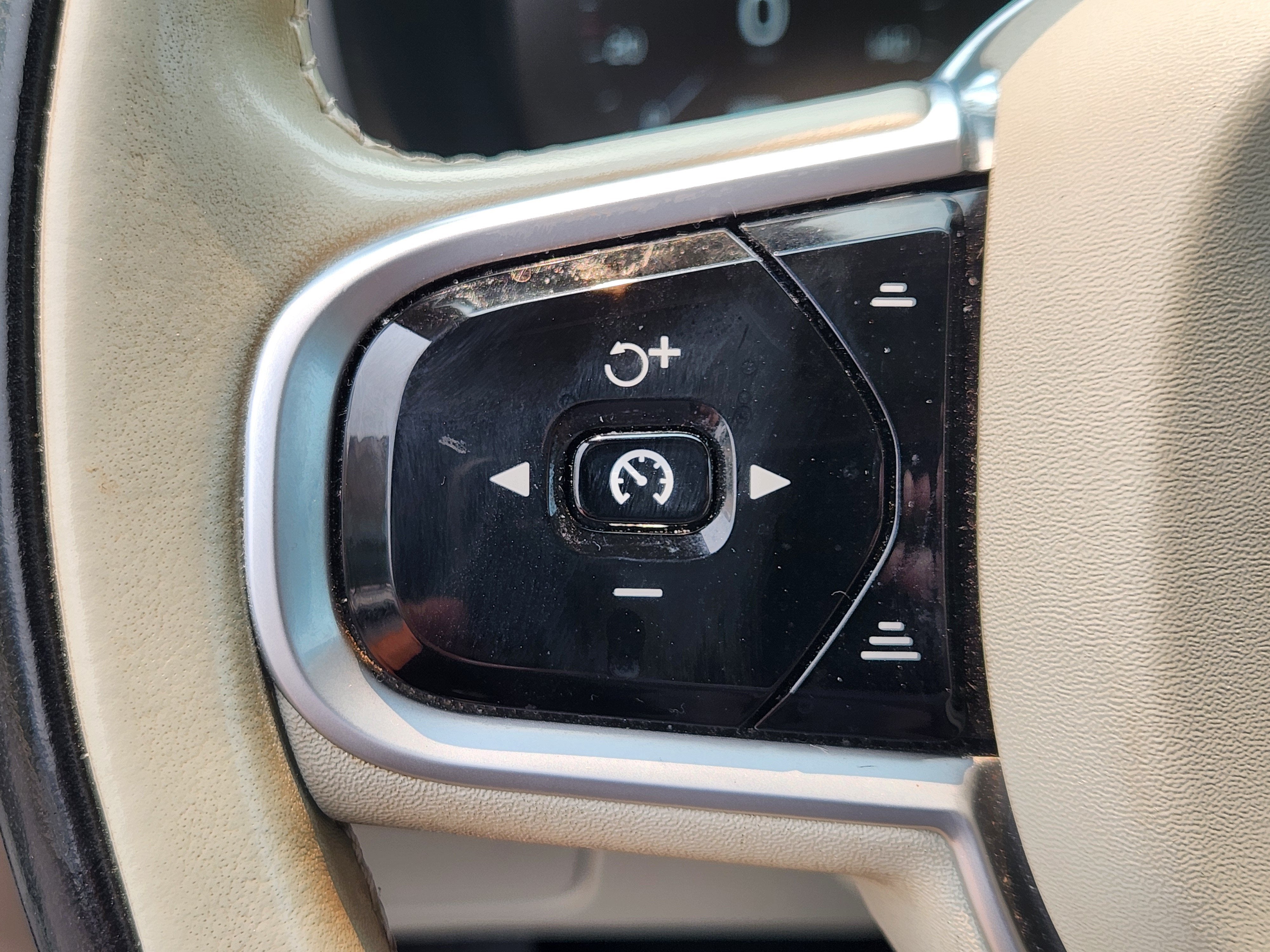 2020 Volvo XC90 Momentum