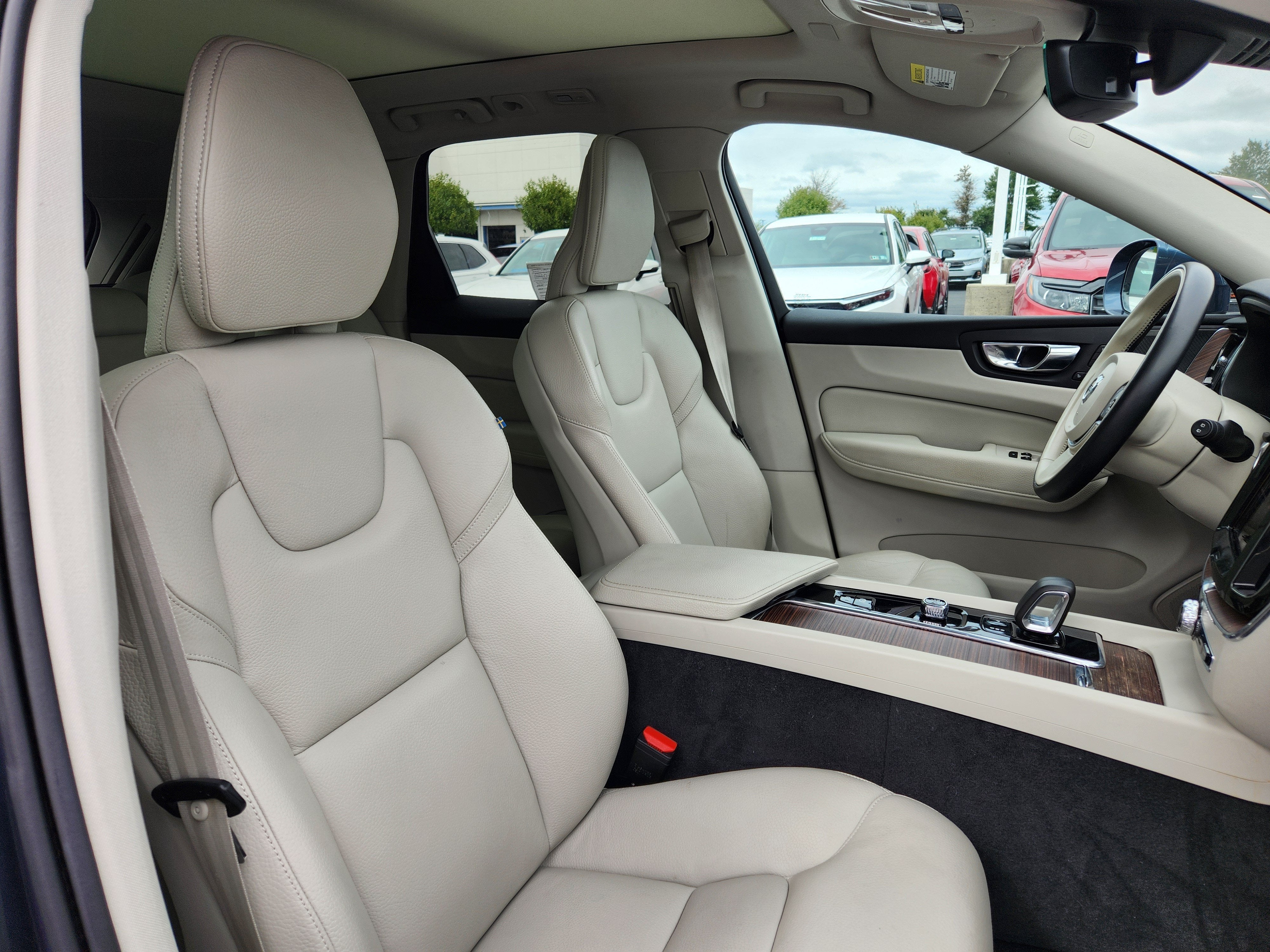 2022 Volvo XC60 Momentum