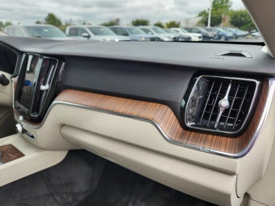 2022 Volvo XC60 Momentum