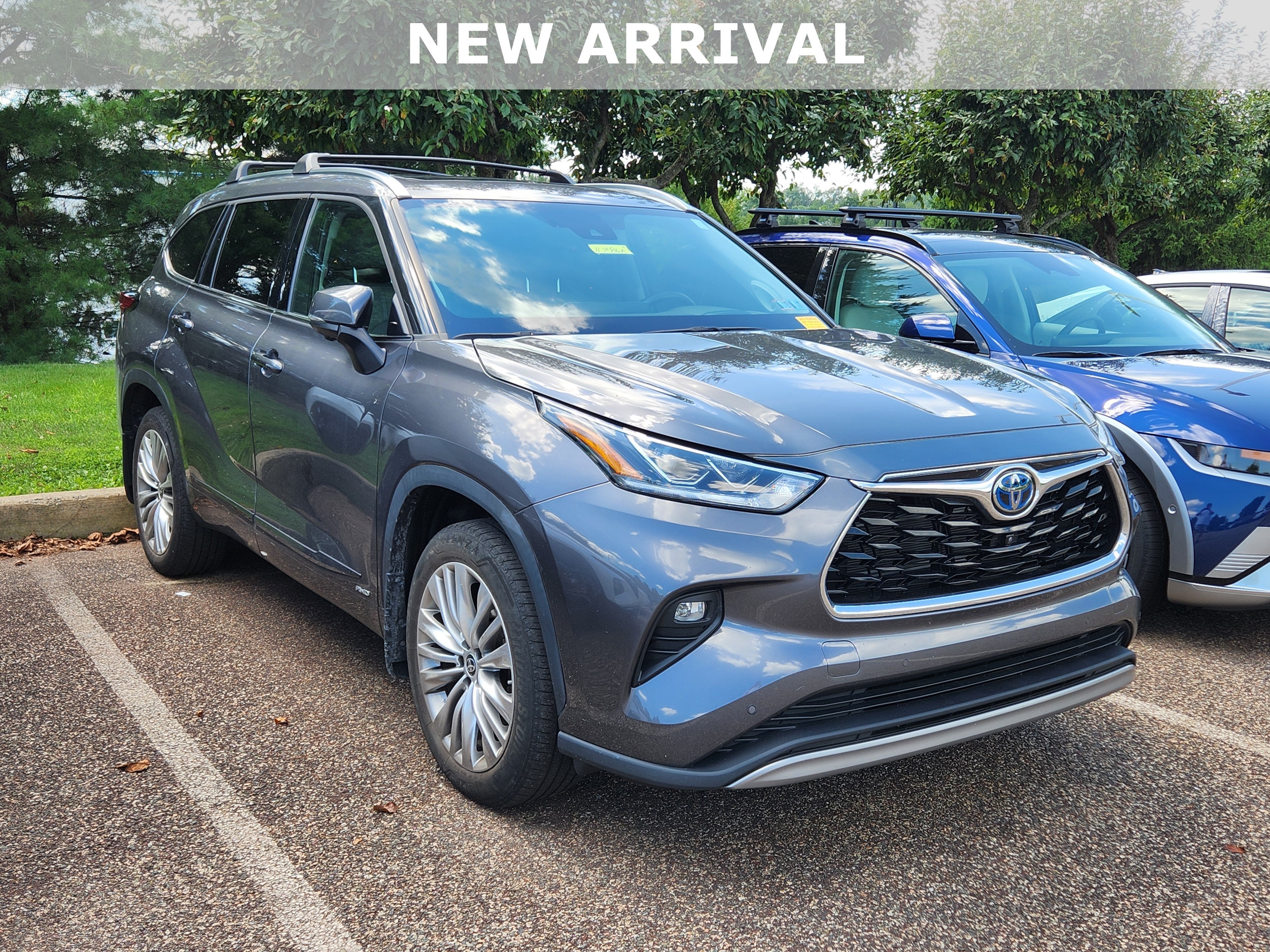 2023 Toyota Highlander Hybrid Platinum
