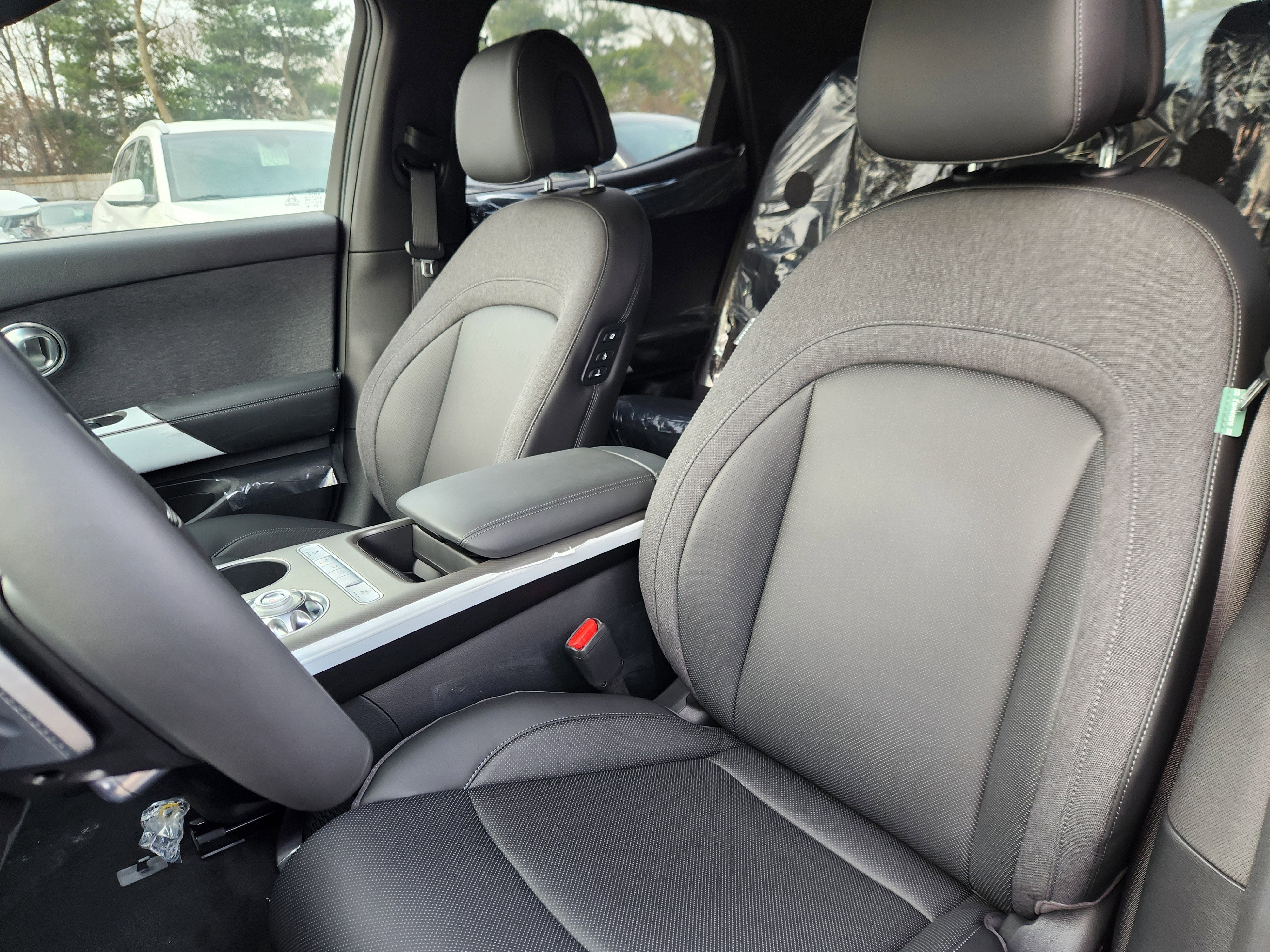 2025 Genesis GV60 Standard