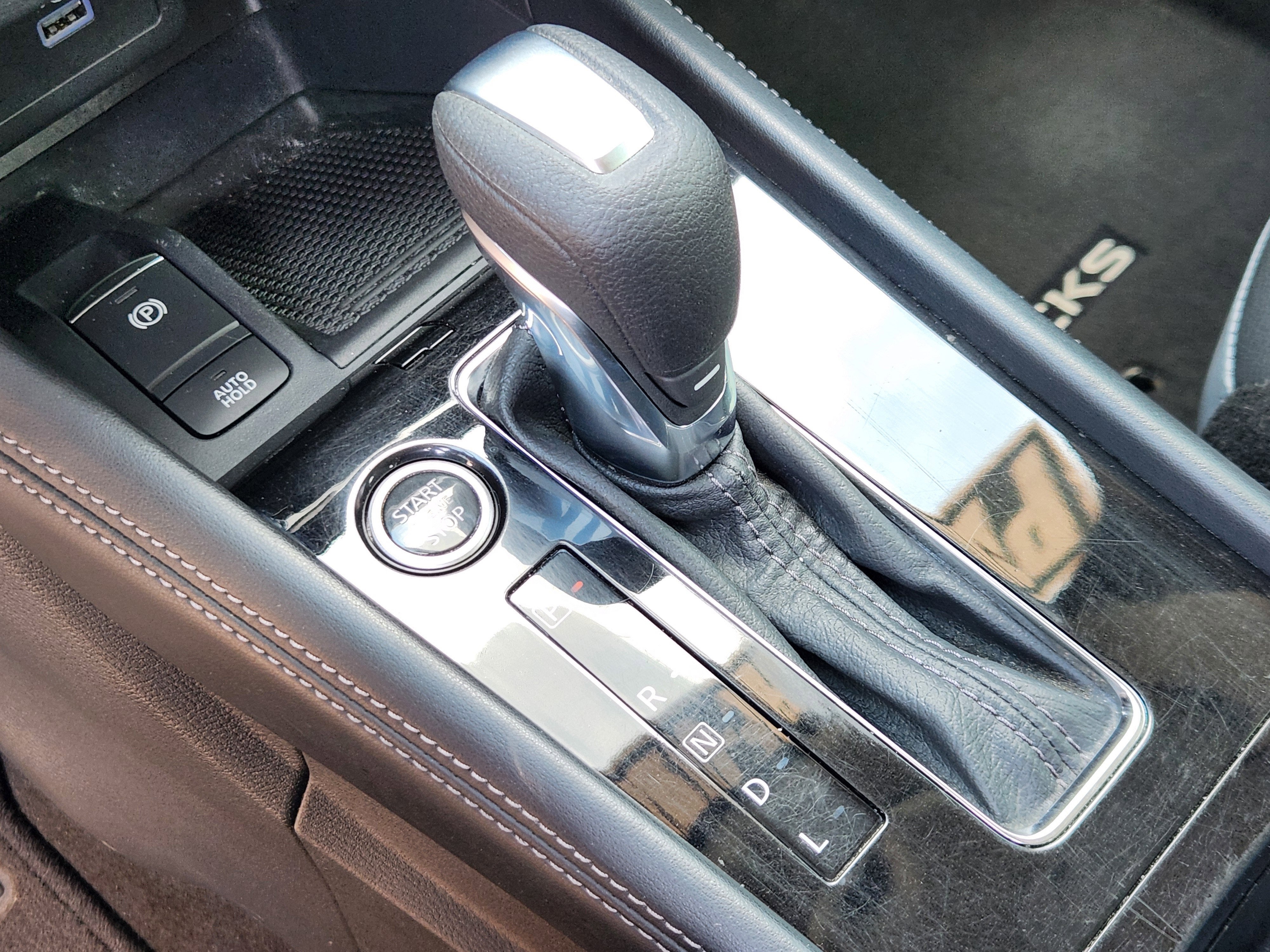 2022 Nissan Kicks SR