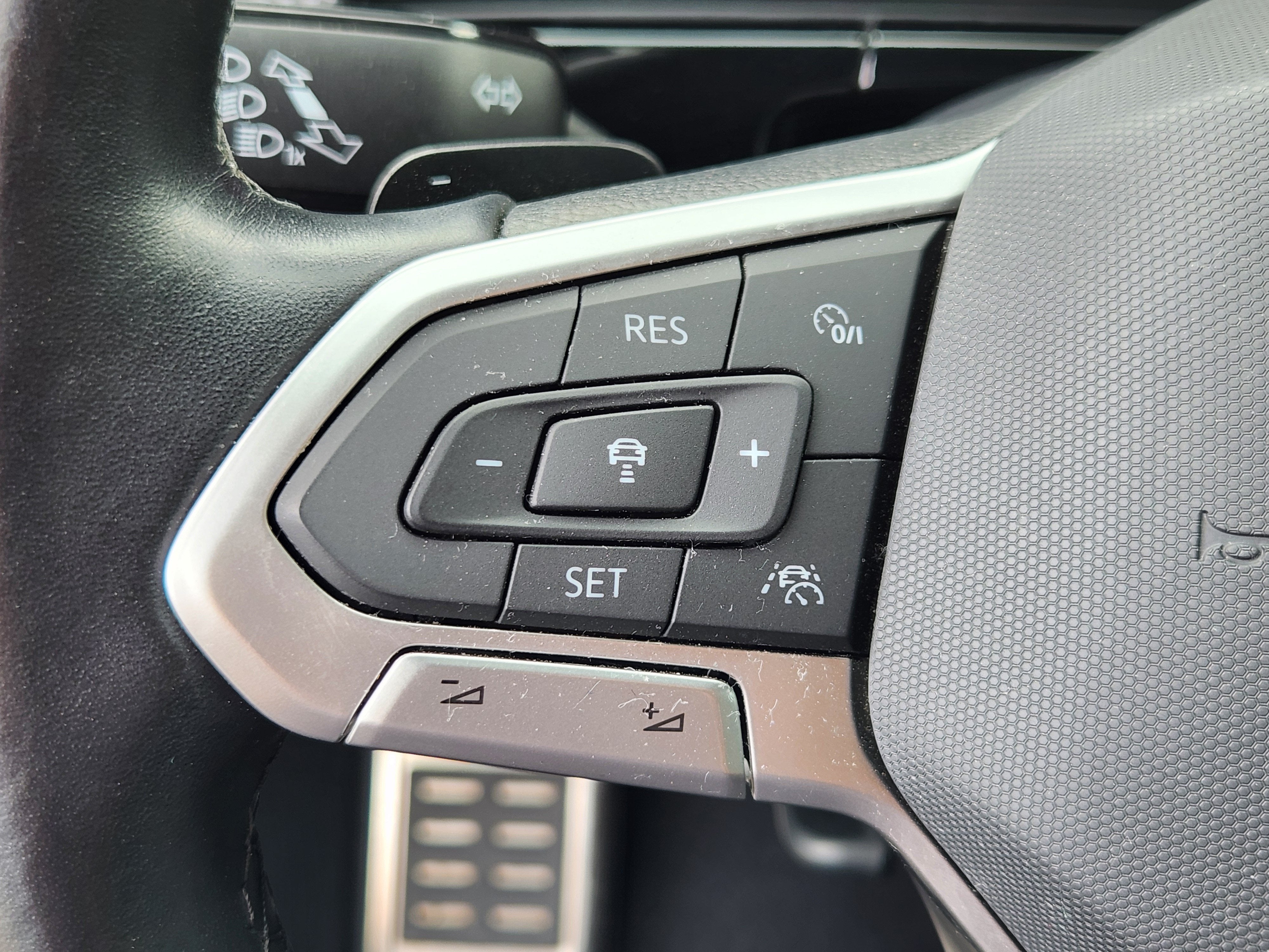 2024 Volkswagen Atlas Cross Sport 2.0T SEL R-Line