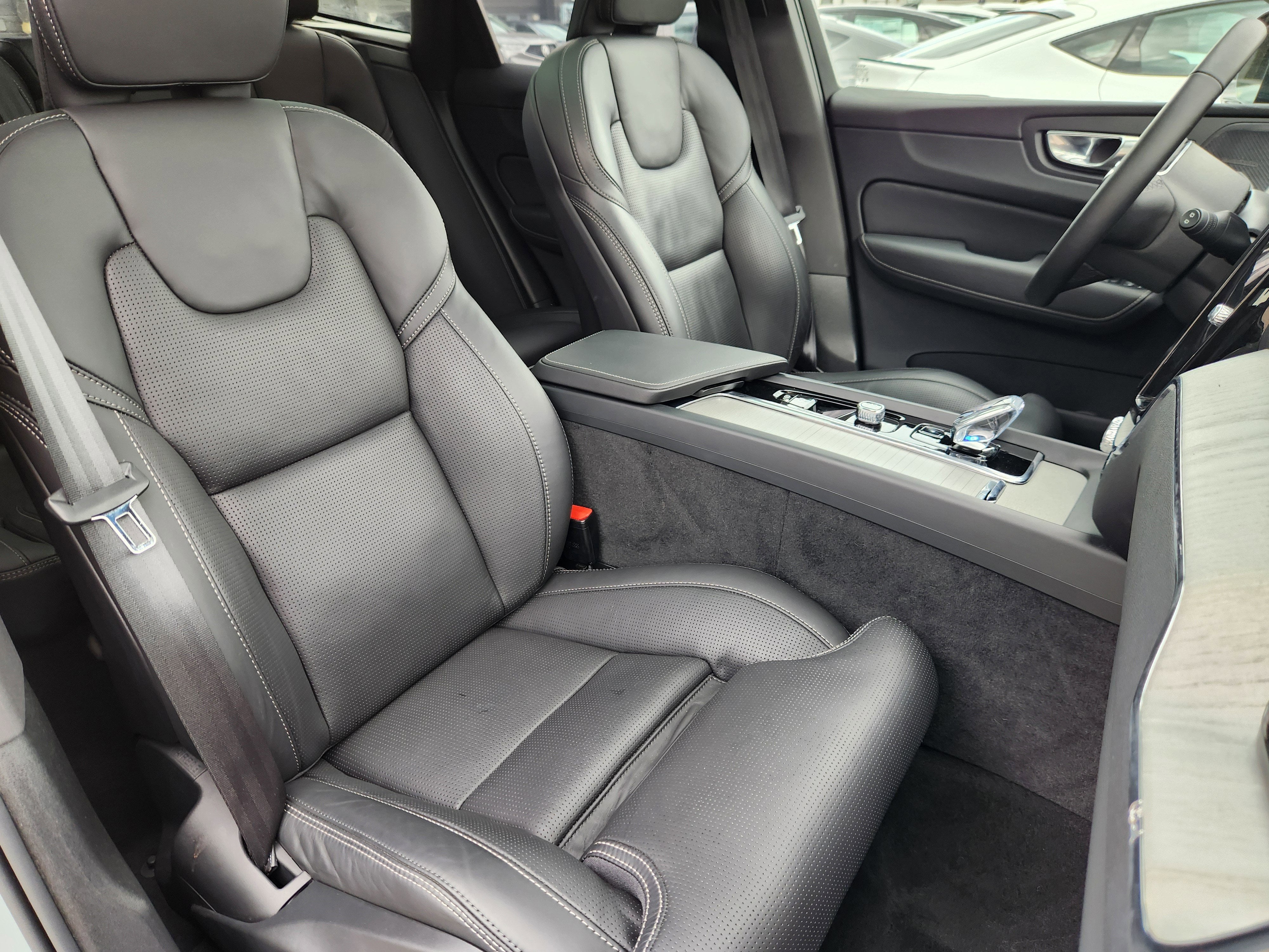 2025 Volvo XC60 B5 Ultra